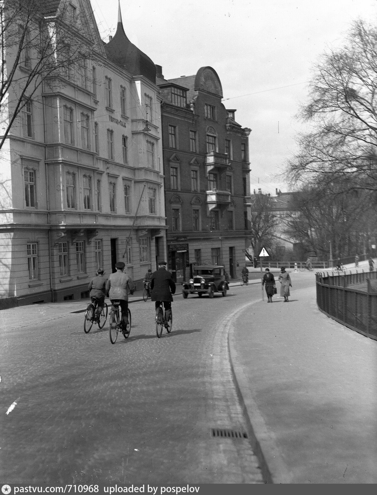 Vester Alle foran det tidligere Stadsbibliotek ned mod Mølleparken