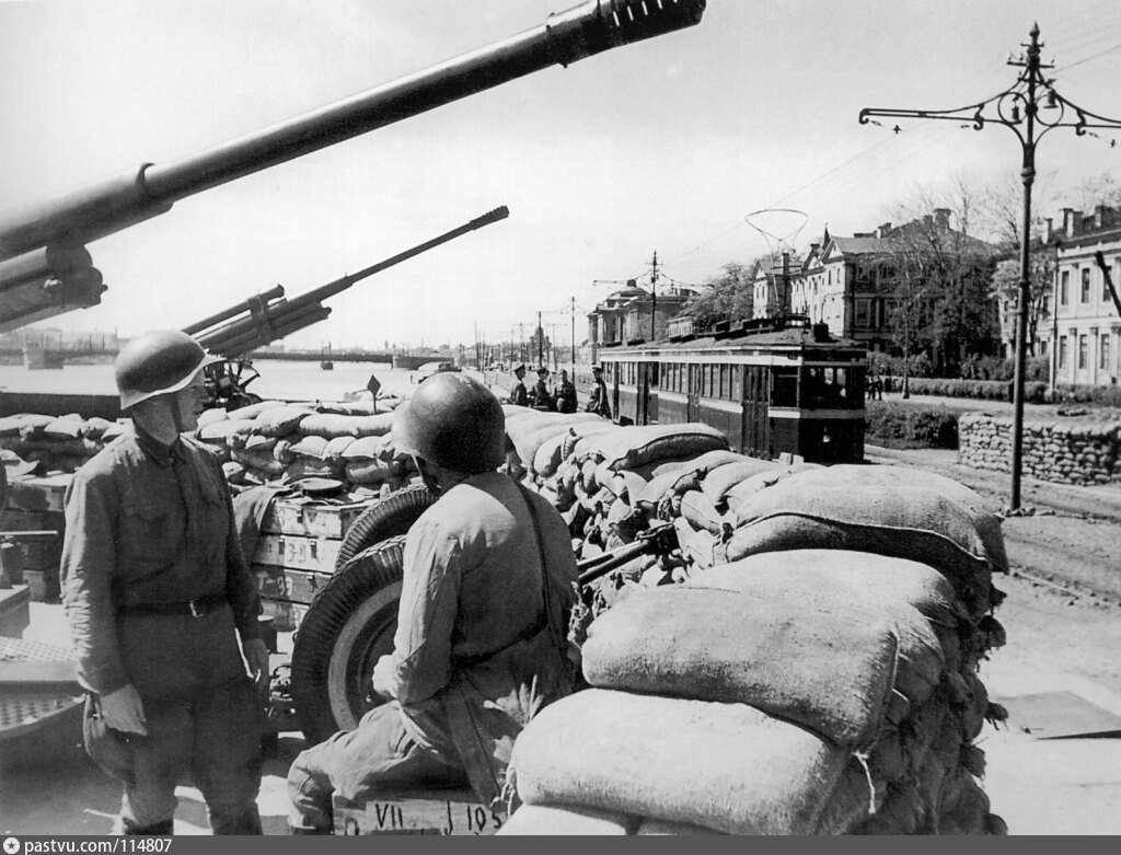 Зенитная батарея ст. лейтенанта А.Ибатулина на Университетской набережной