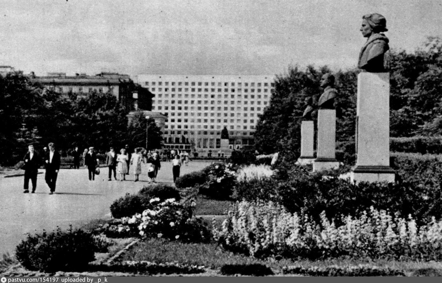 1946 — В Ленинграде открыт Московский парк Победы.
