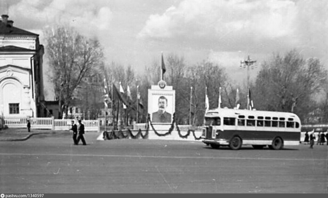 Чехов советская. Советская площадь Пенза. Советская площадь Пенза 2000. Советский сквер Петрозаводск.