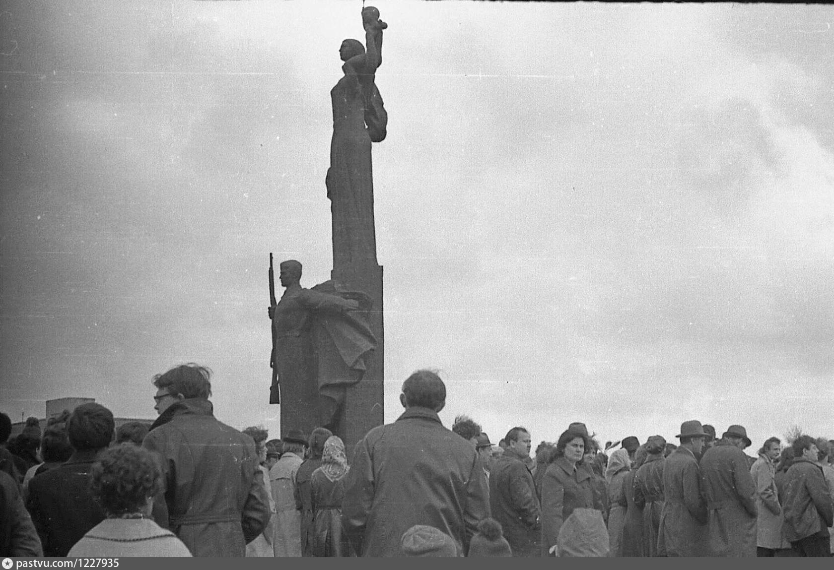 Открытие памятника текст. Монумент воинской и трудовой славы Пенза. Открытие памятника. Торжественное открытие памятника. Монумент воинской и трудовой славы 1973 г. кратко.