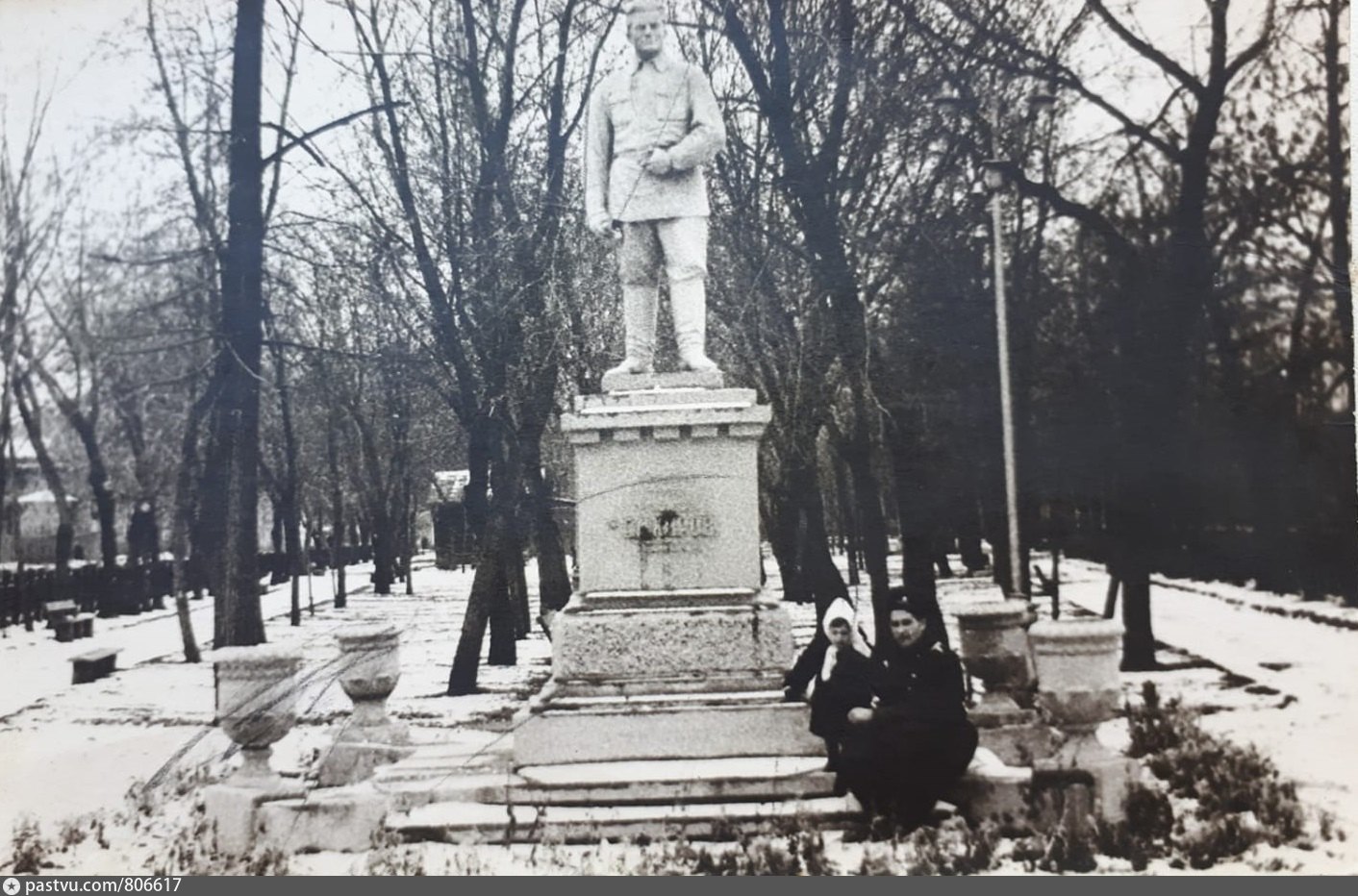 Кировская аллея. Памятник Кирову в Кандалакше. Памятник Кирову (Мурманск). Памятник Кирову Киров 20 век. Памятник Кирова Казань.