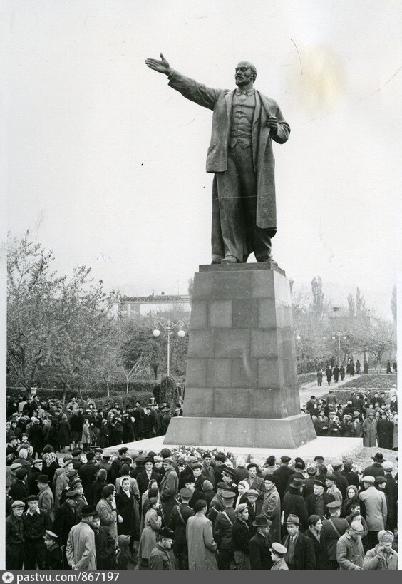 Памятники ленину в ссср. Алма Ата памятник Ленину. Памятник Ленину у дома правительства в Алма Ате. Вучетич памятник Сталину. Казахстан СССР памятник Ленин.