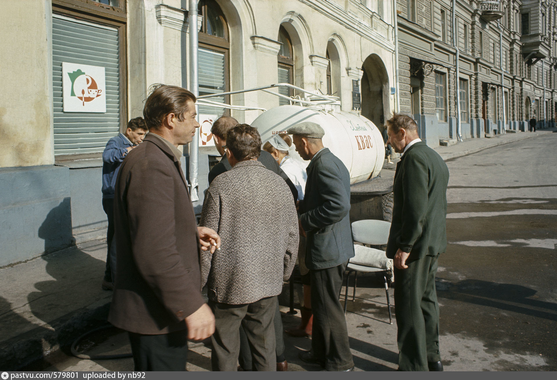 Ссср 21. Очередь за квасом. Очередь за квасом на Таганской улице в Москве. Очередь за квасом гиф. Торговля квасом Норильск 1955г..