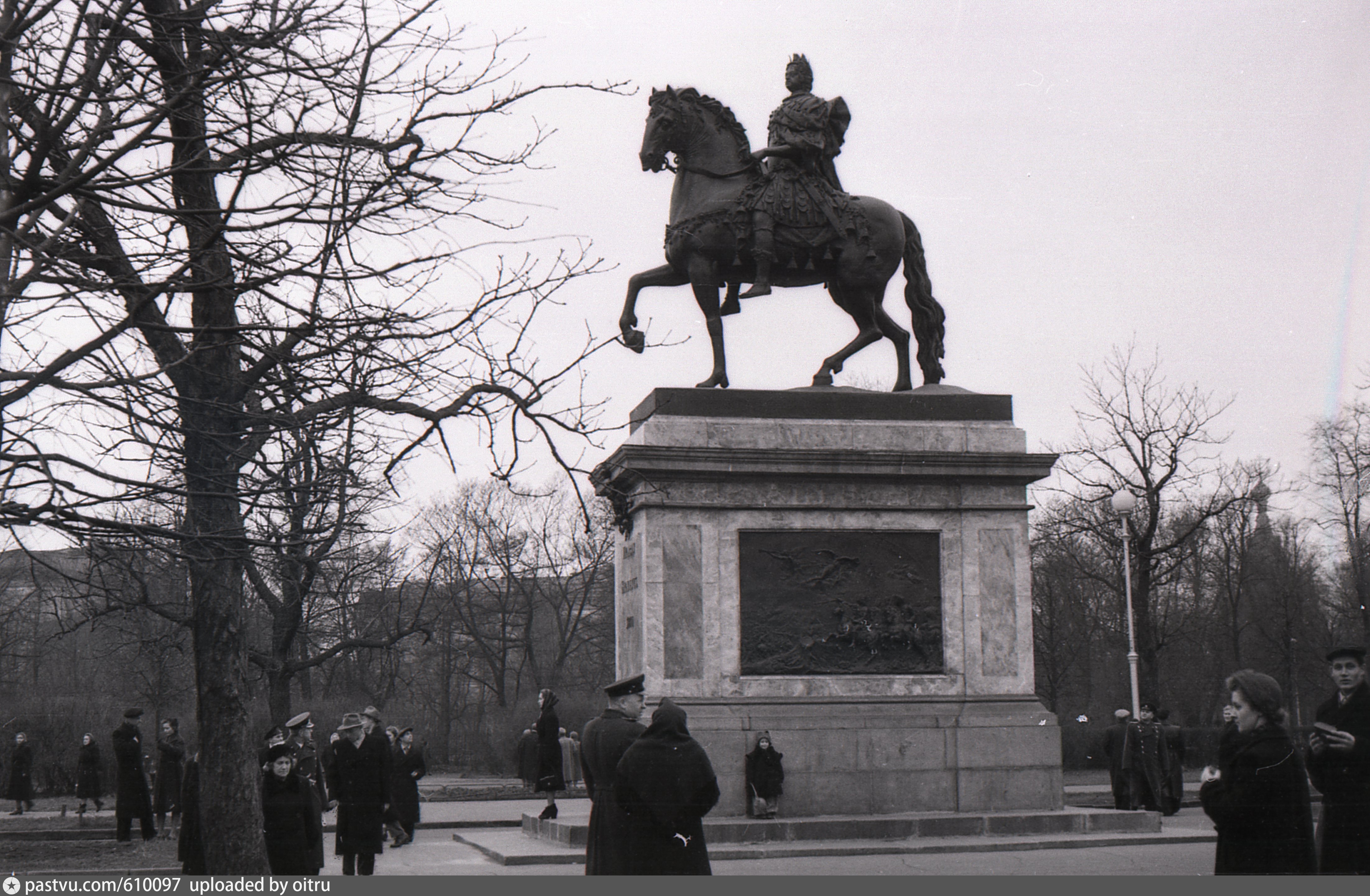 Памятник перед михайловским замком