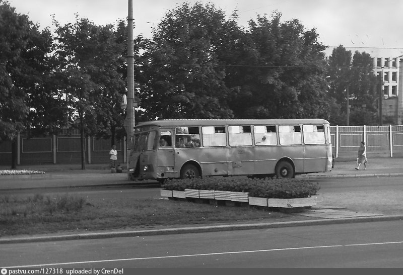 Автобус 1988. Автобус ЛИАЗ В Ленинграде в 1988 году. Автобусные парки Ленинграда. Автобус Советский в Ленинграде. Автобусы СССР Ленинград.