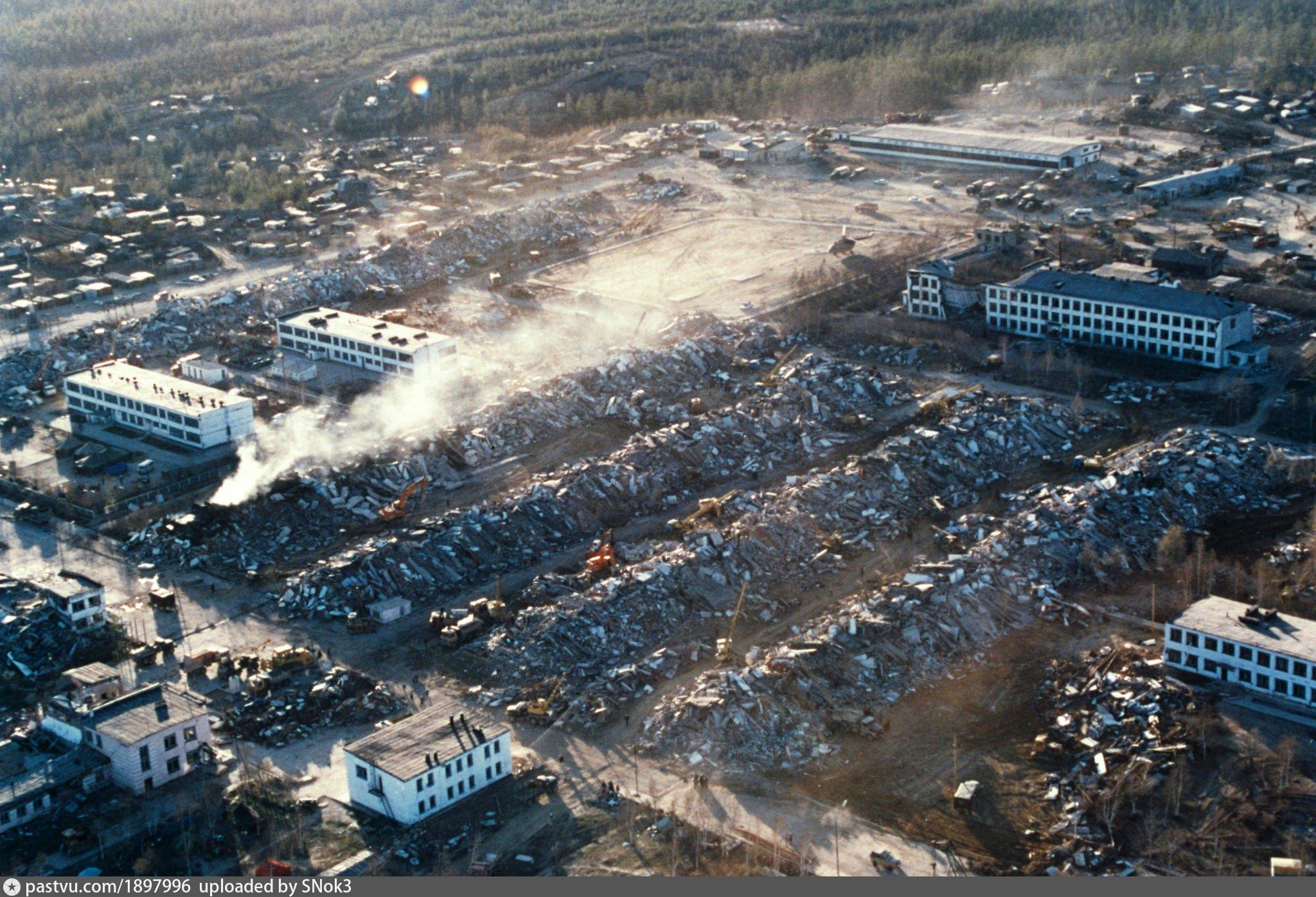 1 мая 1995. Землетрясение на Сахалине 1995 Нефтегорск. Землетрясение 1995 года в Нефтегорске. 28 Мая 1995 Нефтегорск землетрясение.