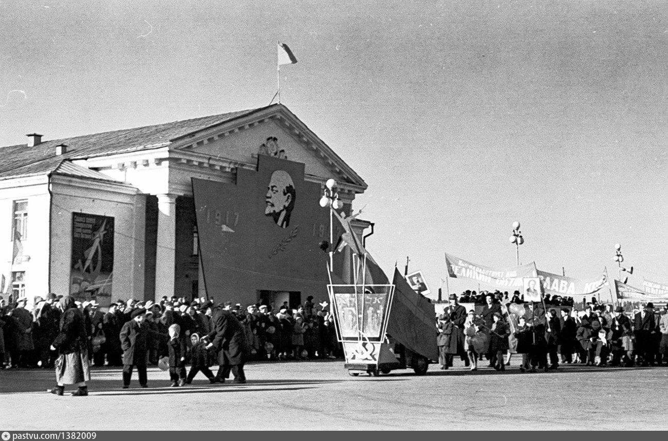 Октябрьской революции 70. Фото демонстрации 7 ноября. 7 Ноября 1964. День 7 ноября фото тех лет. День 7 ноября демонстрация.