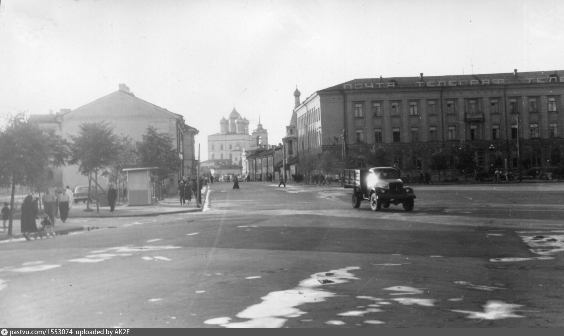 Октябрьская площадь транспорт. Советская площадь Псков 1940. Псков Октябрьская площадь. Псков Октябрьская площадь фото. Карта Пскова с Октябрьская площадь.