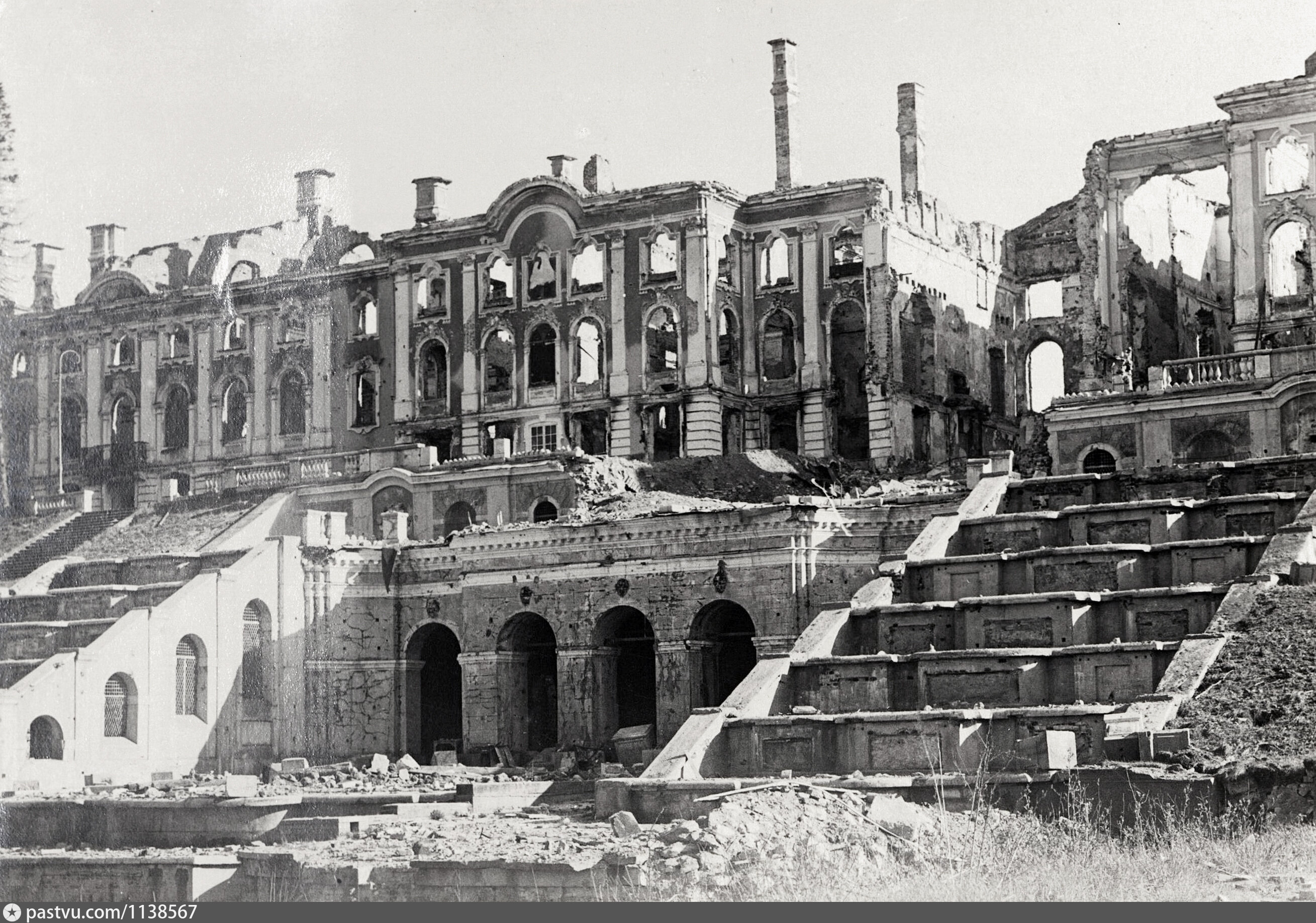 Разрушенный санкт петербурга. Большой дворец 1944 Петергоф. Петергоф 1945. Большой дворец в Петергофе после войны.