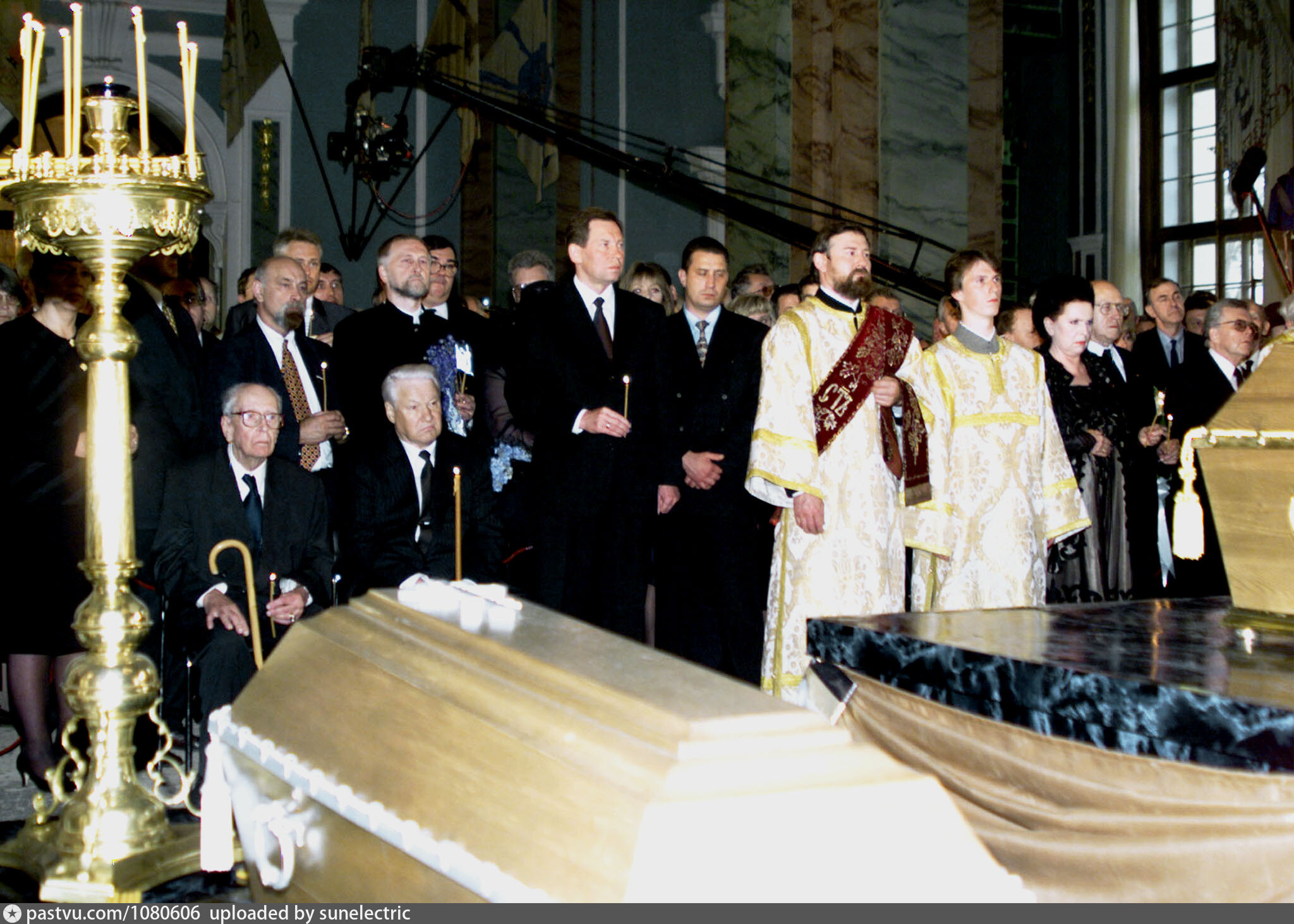 Захоронение останков царской семьи в Санкт-Петербурге 1998