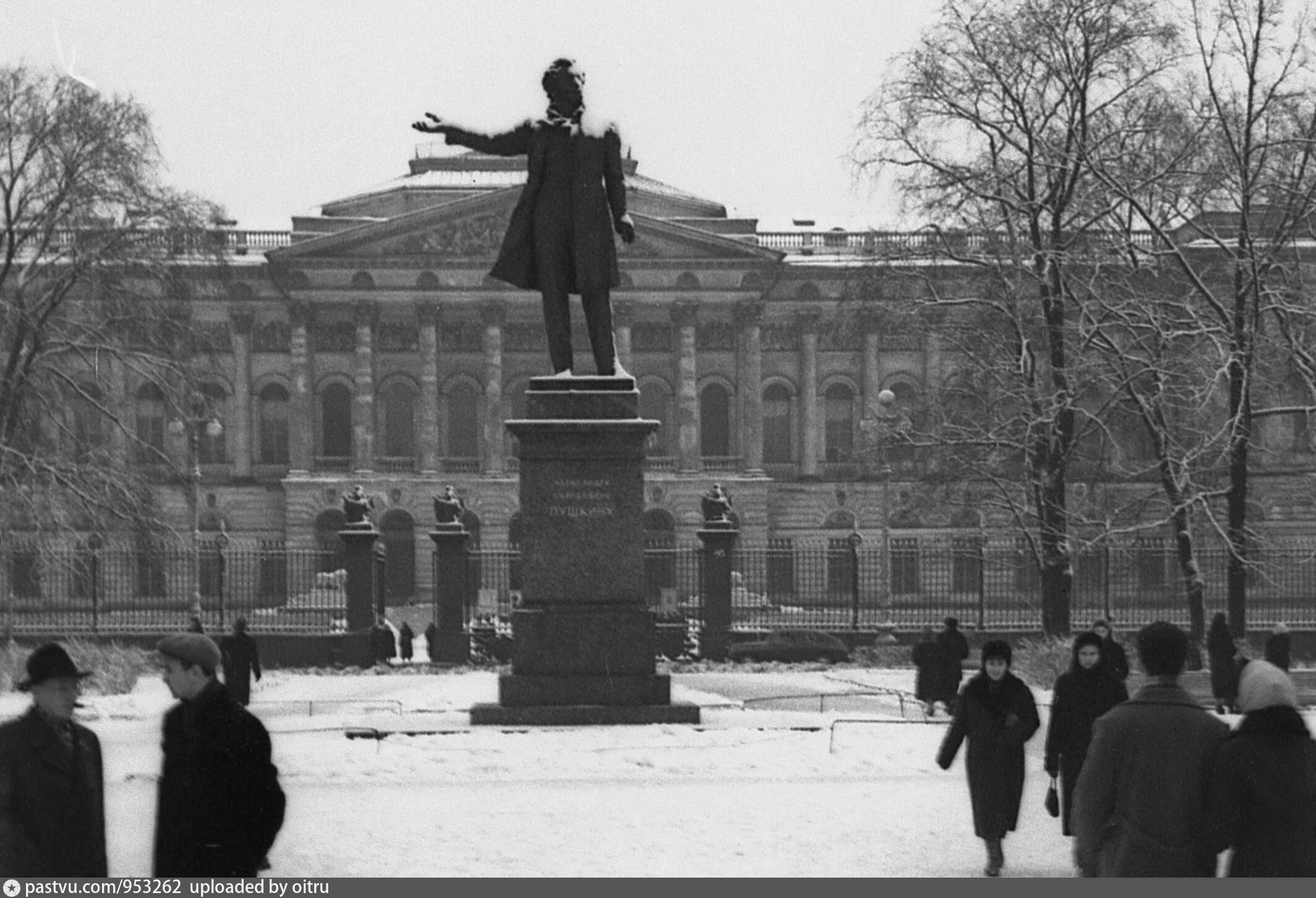 Памятник Пушкину памятник на площади искусств