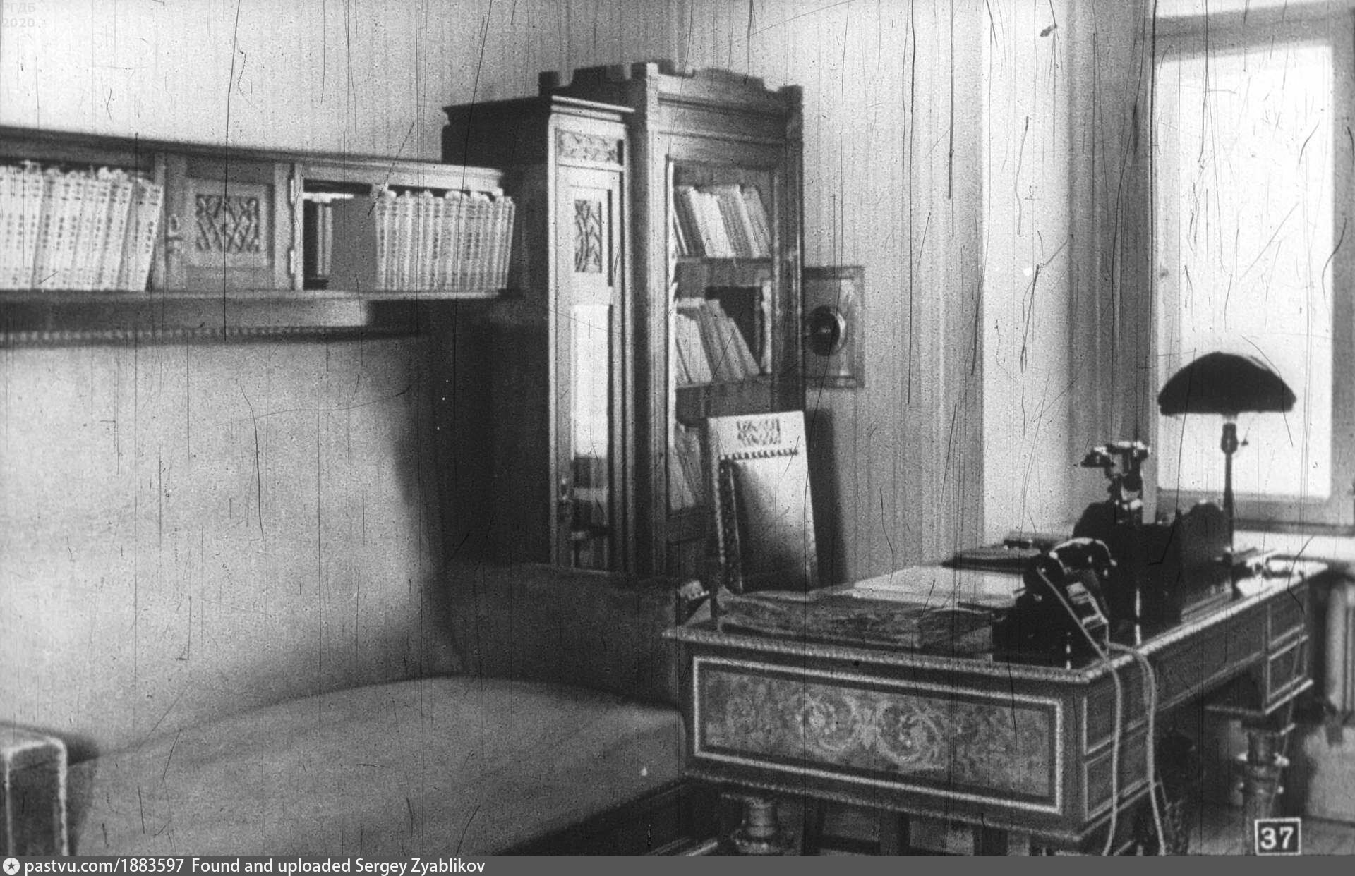 Н б комната. Квартира Ленина в Кремле. Призрак Сталина в Кремле фото. Телефонная комната в Кремле.у Ленина фото. Призрак Сталин стоит на Кремле.
