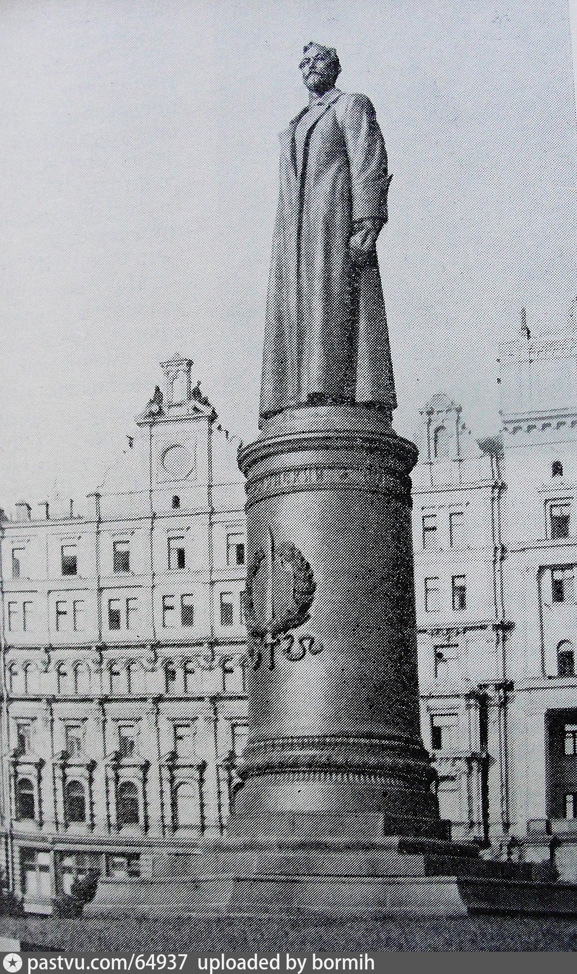 Первый памятник в Киеве