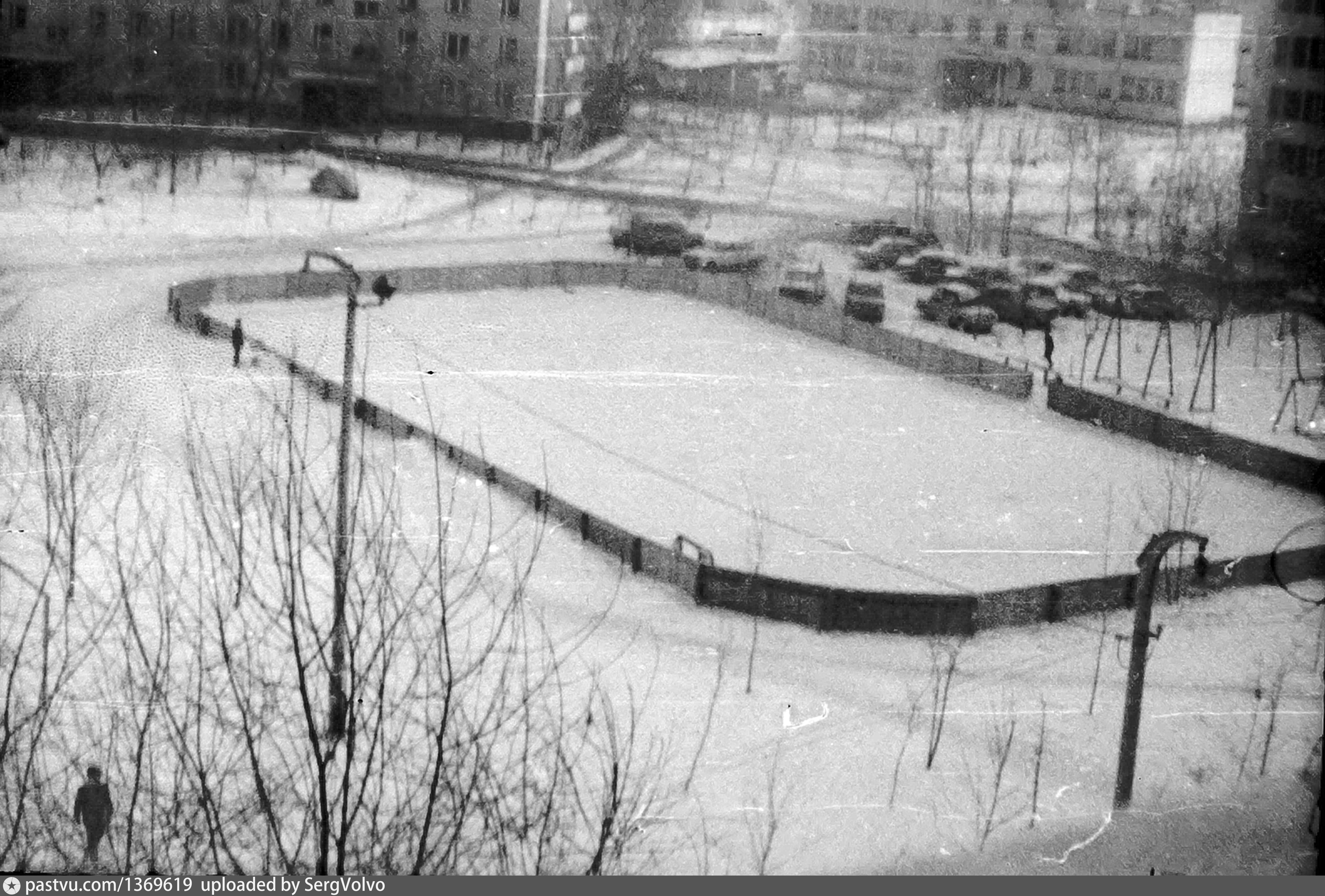 Каток во дворе. Каток во дворах 2021. Снежинка на Войковской. Омск Жукова 107 каток во дворе. Самозаливающийся каток во дворе.