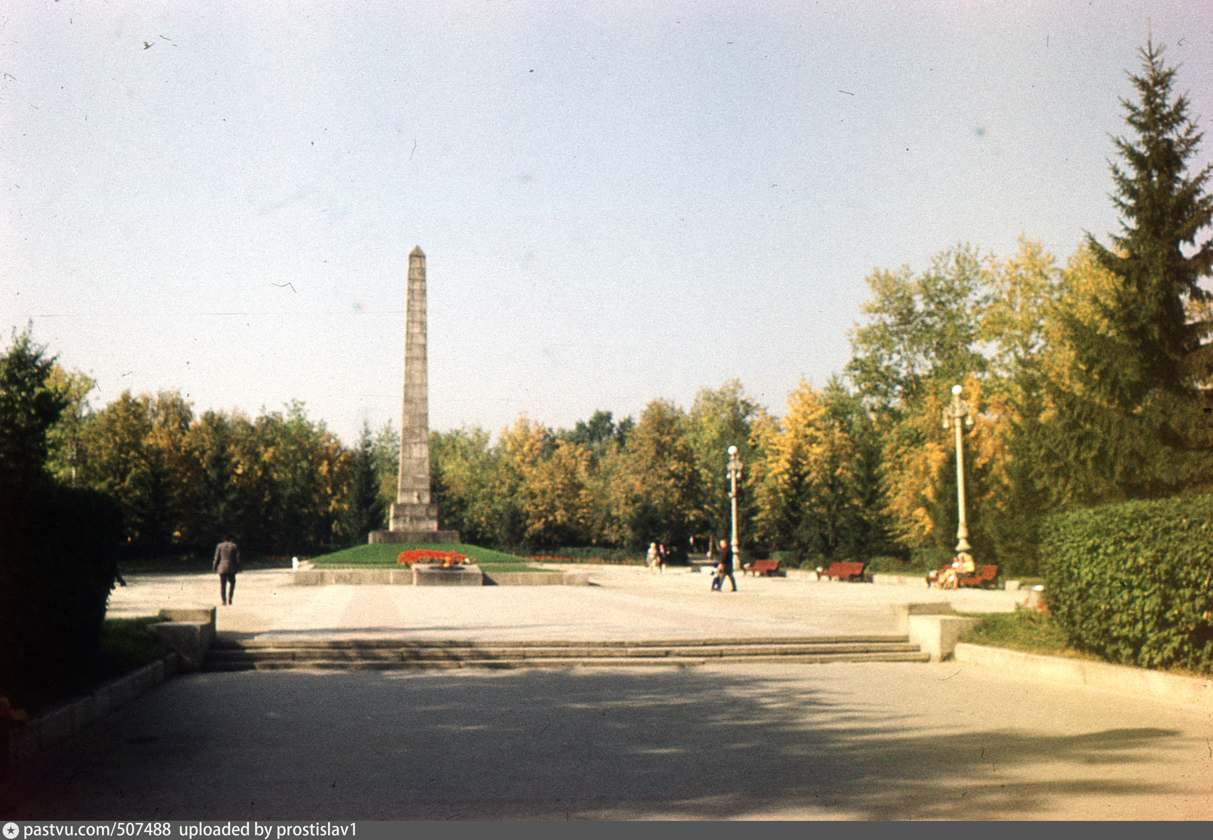 Площадь Коммунаров Нальчик. Площадь Коммунаров Екатеринбург фото. Памятник коммунарам в Свердловске. Площадь Коммунаров до реконструкции.