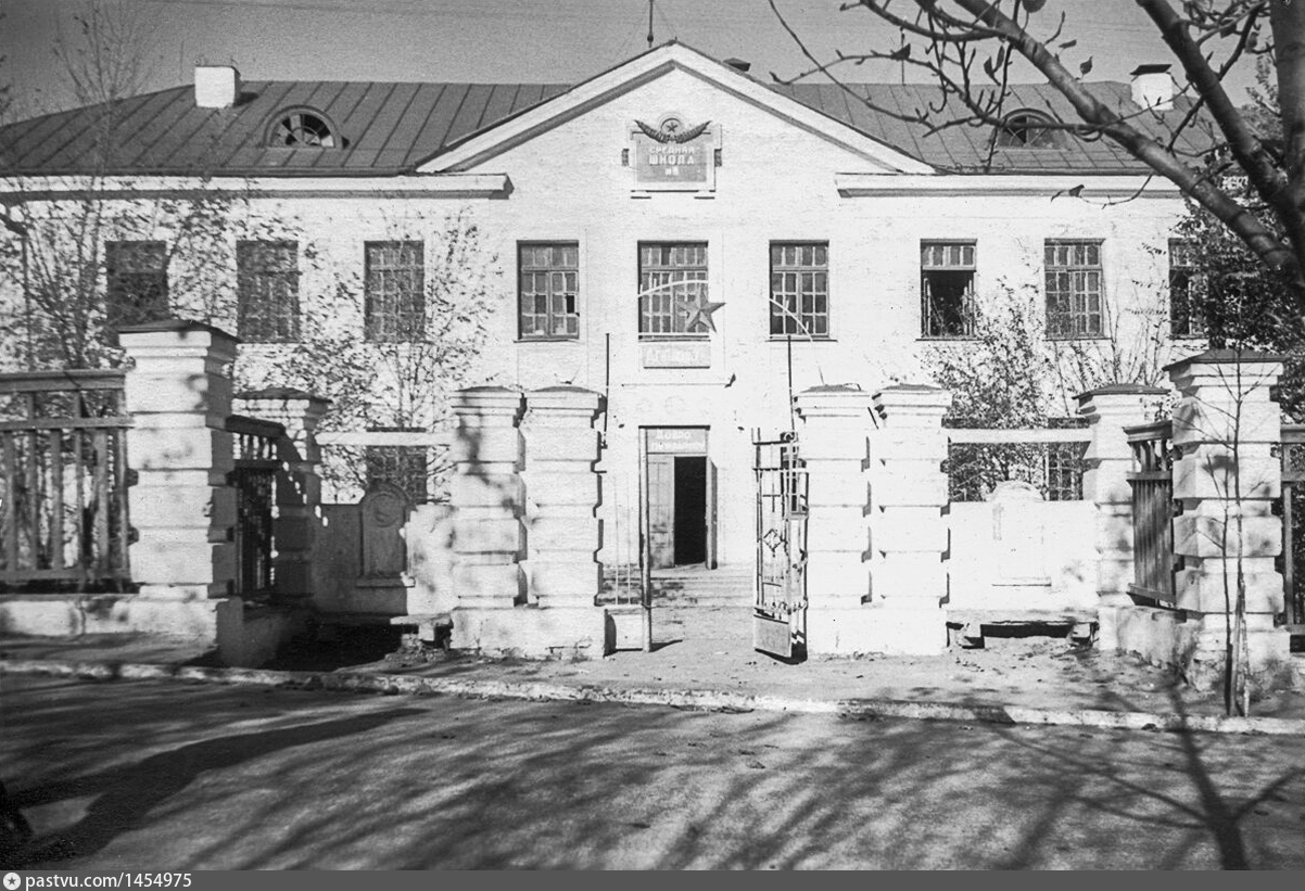 Старая school. Комсомольский район Тольятти в 1950. Тольятти старый город 26 школа. Старая школа. Старые здания Тольятти.