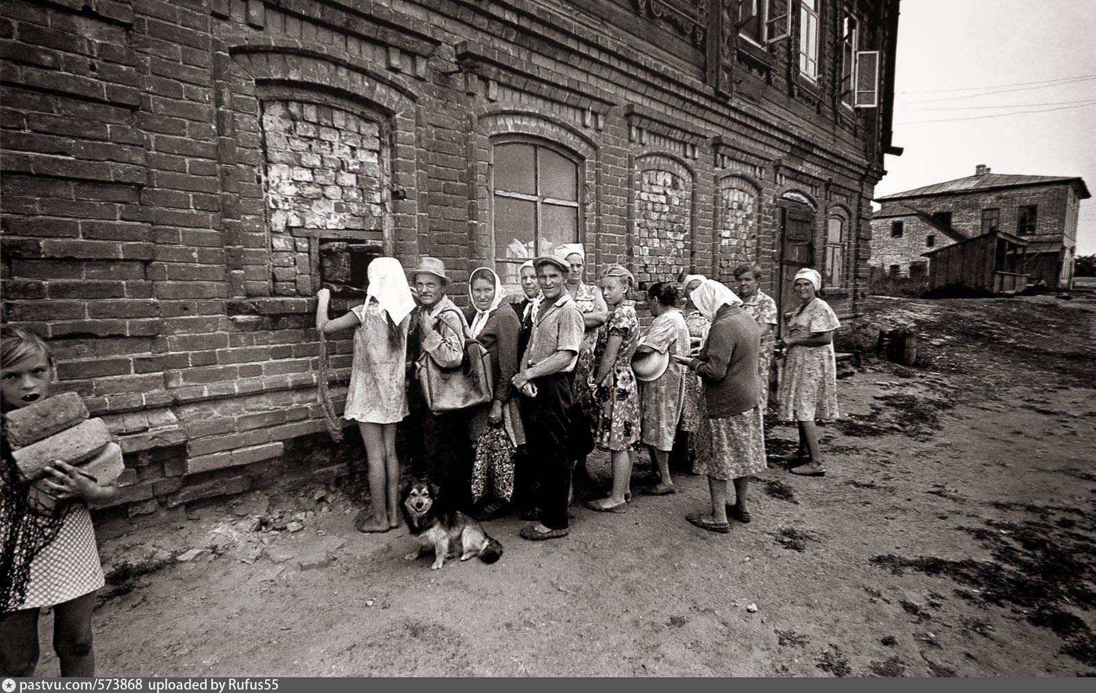 Включи старый. Свияжск хлеб 1981. Свияжск после революции. Очереди в 1930 годы в СССР. Очереди за хлебом в СССР.