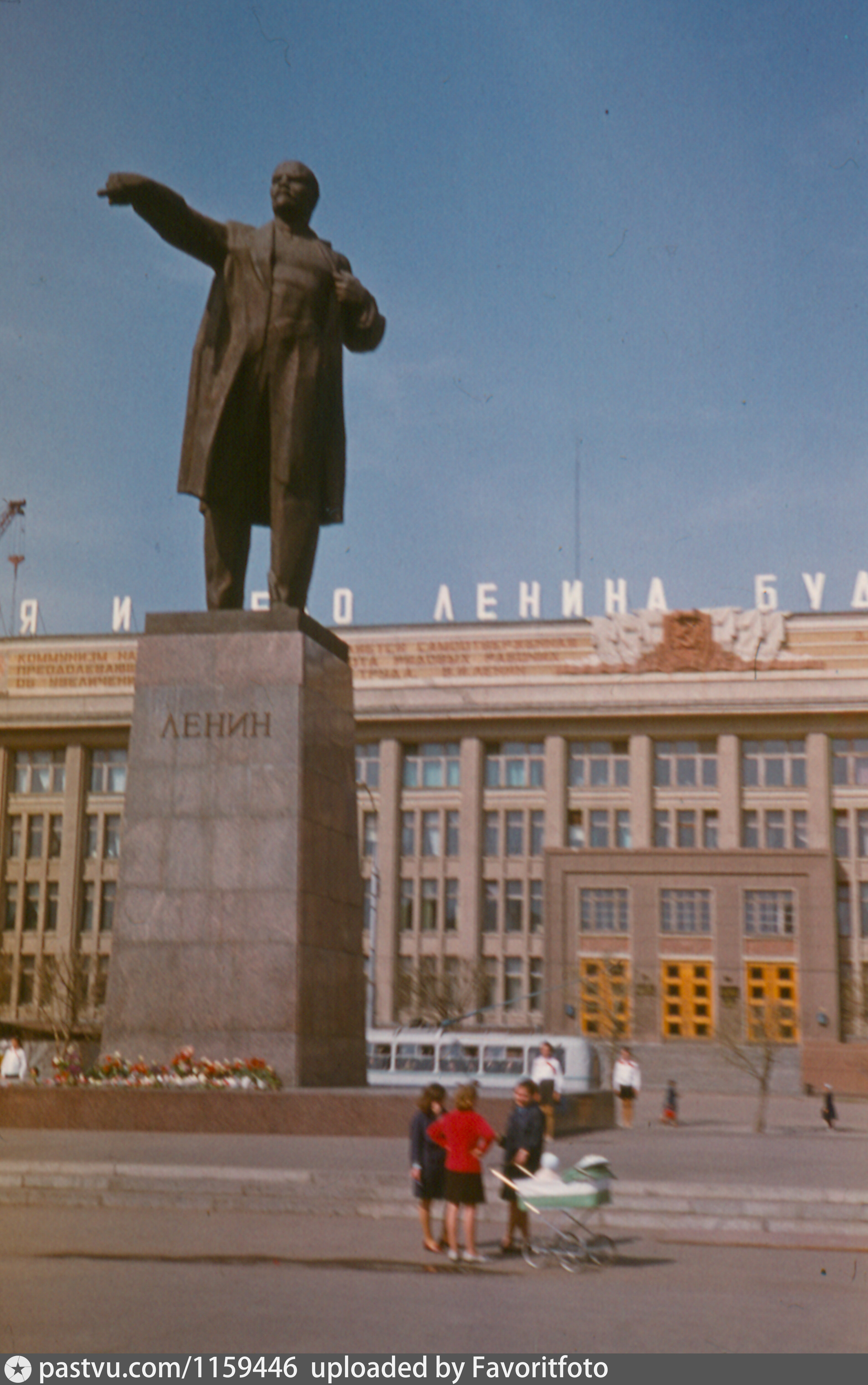 памятник ленину на площади революции