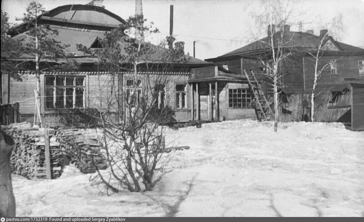 Старый обширный тянувшийся позади дома. Дом 1956 Тюмень. Фото СОВИДА 19.