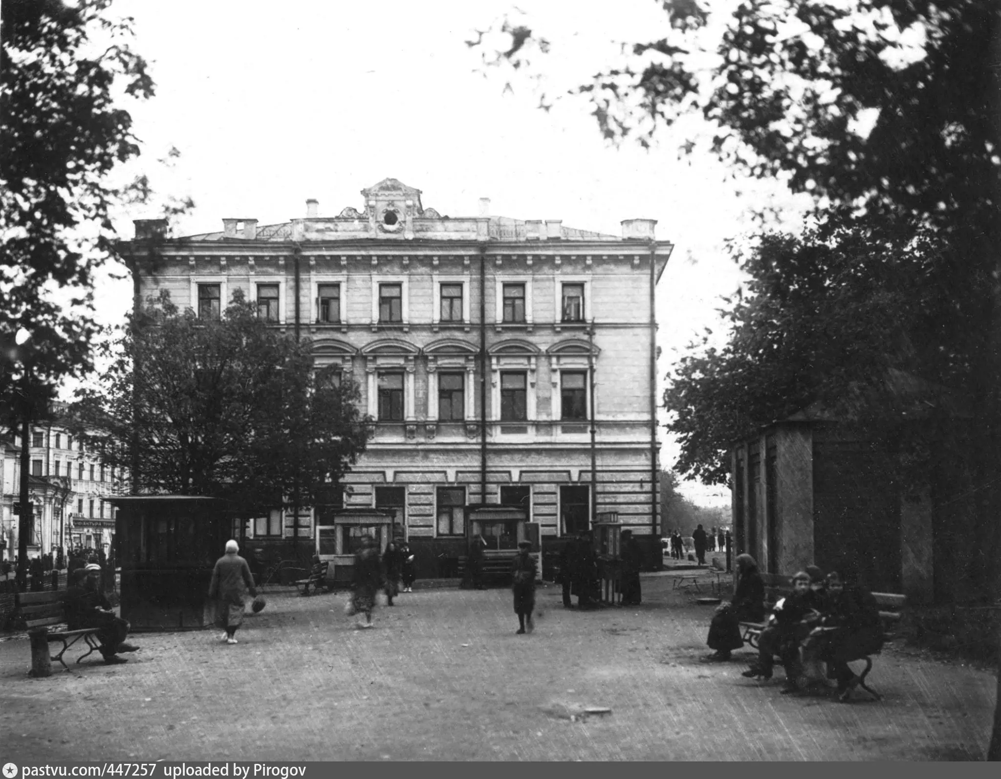 Гоголевский бульвар история. Гоголевский бульвар 19 век. Москва 20е. Гоголевский бульвар 19/2. Переулок 1920х СССР.