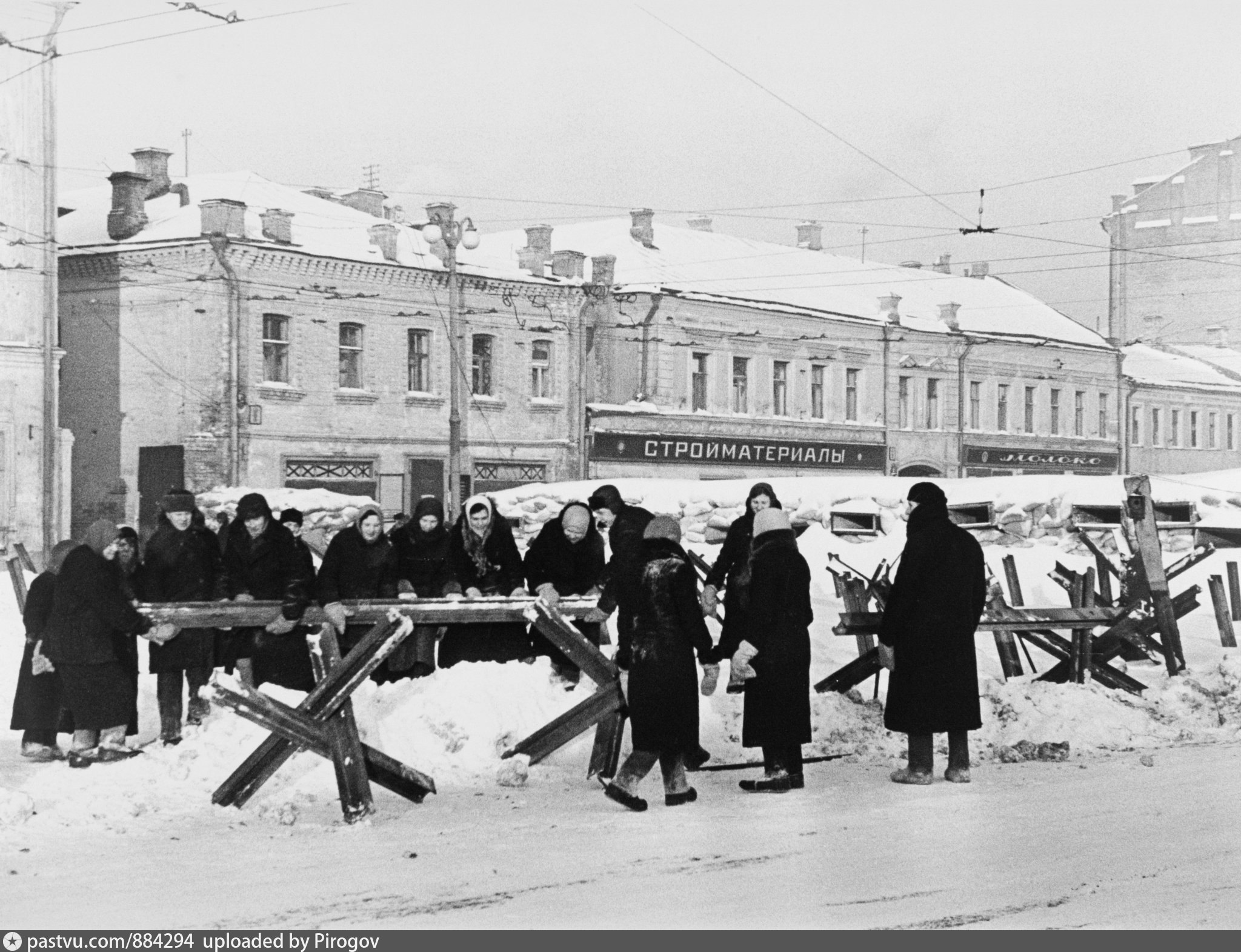 Москва 1941 г. Баррикады на улицах Москвы 1941. Москва 1941. Москва 1941 сооружение Баррикад. Москва зимой 1941.