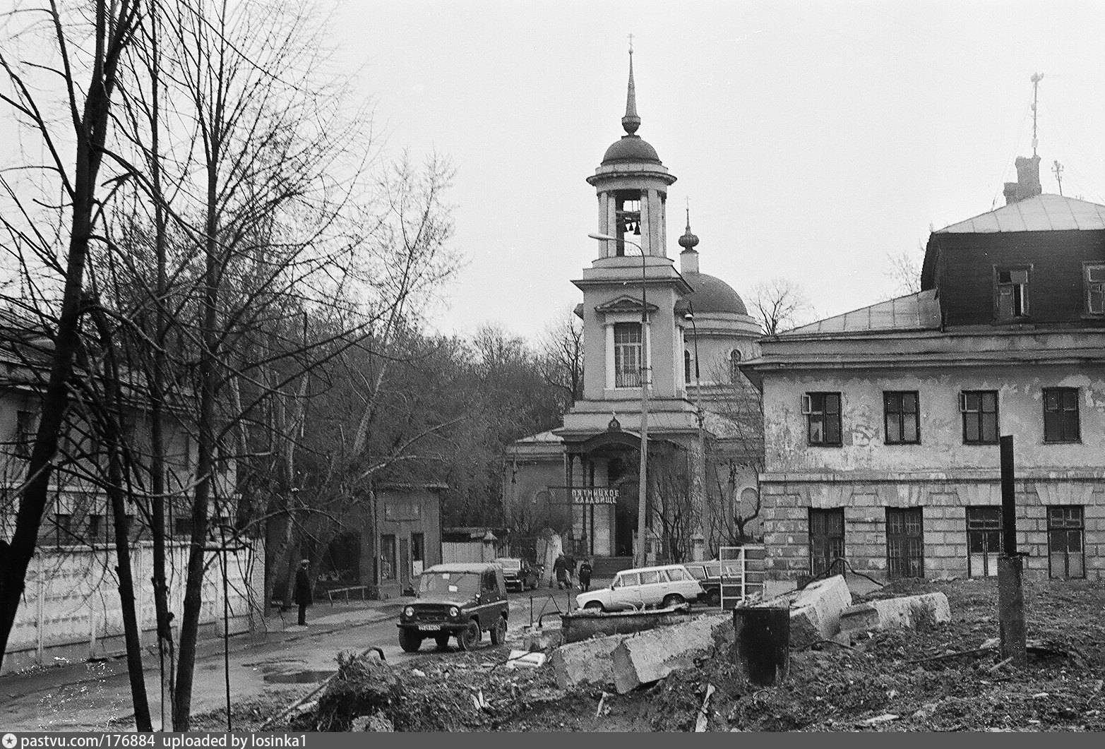 Троица в вишняках. Храм Живоначальной Троицы на Пятницком кладбище. Троицкий храм на Пятницком кладбище. Храм Троицы Живоначальной в Вишняках. Церковь Троицы на Пятницком кладбище.