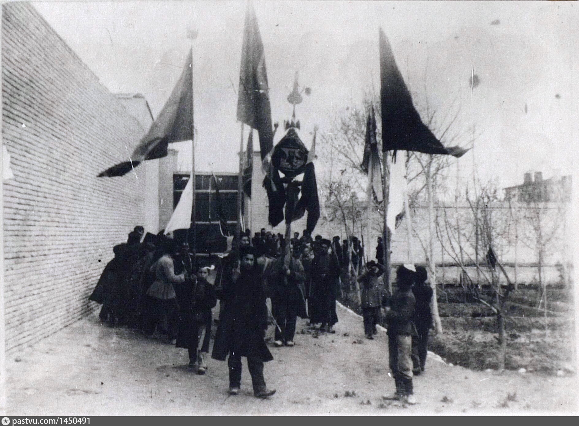 Революция в иране 1905. Иранская революция 1905-1911. Без траурных флагов на башнях казенных. Черный траурный флаг Иран.