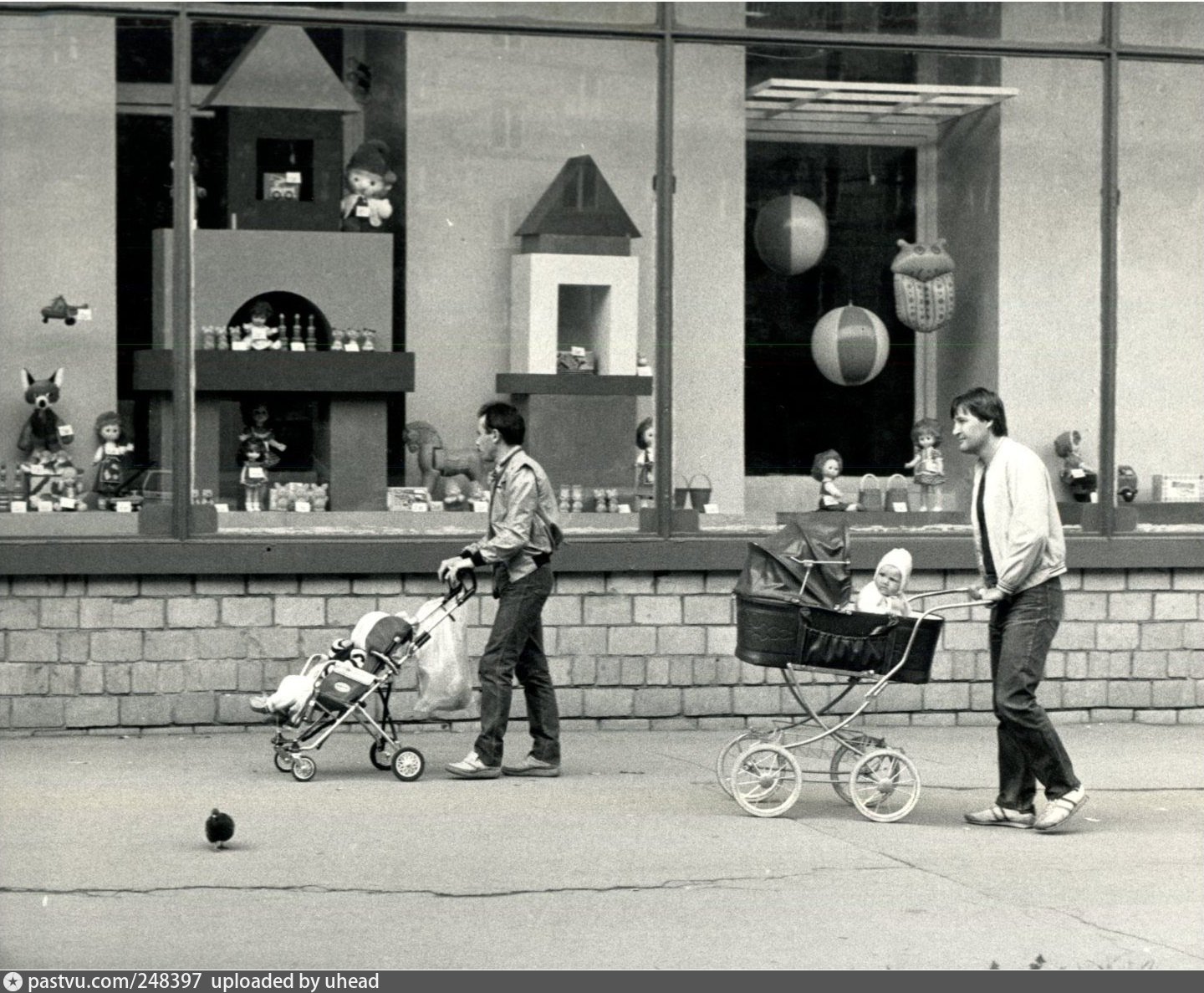 1988 год. Москва 1988 год. Дом игрушки на Кутузовском проспекте в СССР. Прогулка СССР. Дом игрушки СССР.