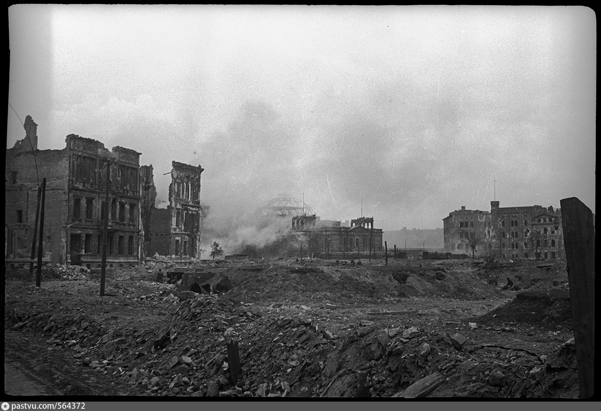 Разрушенный берлин. Разрушенный Берлин 1945. Берлин в руинах 1945.