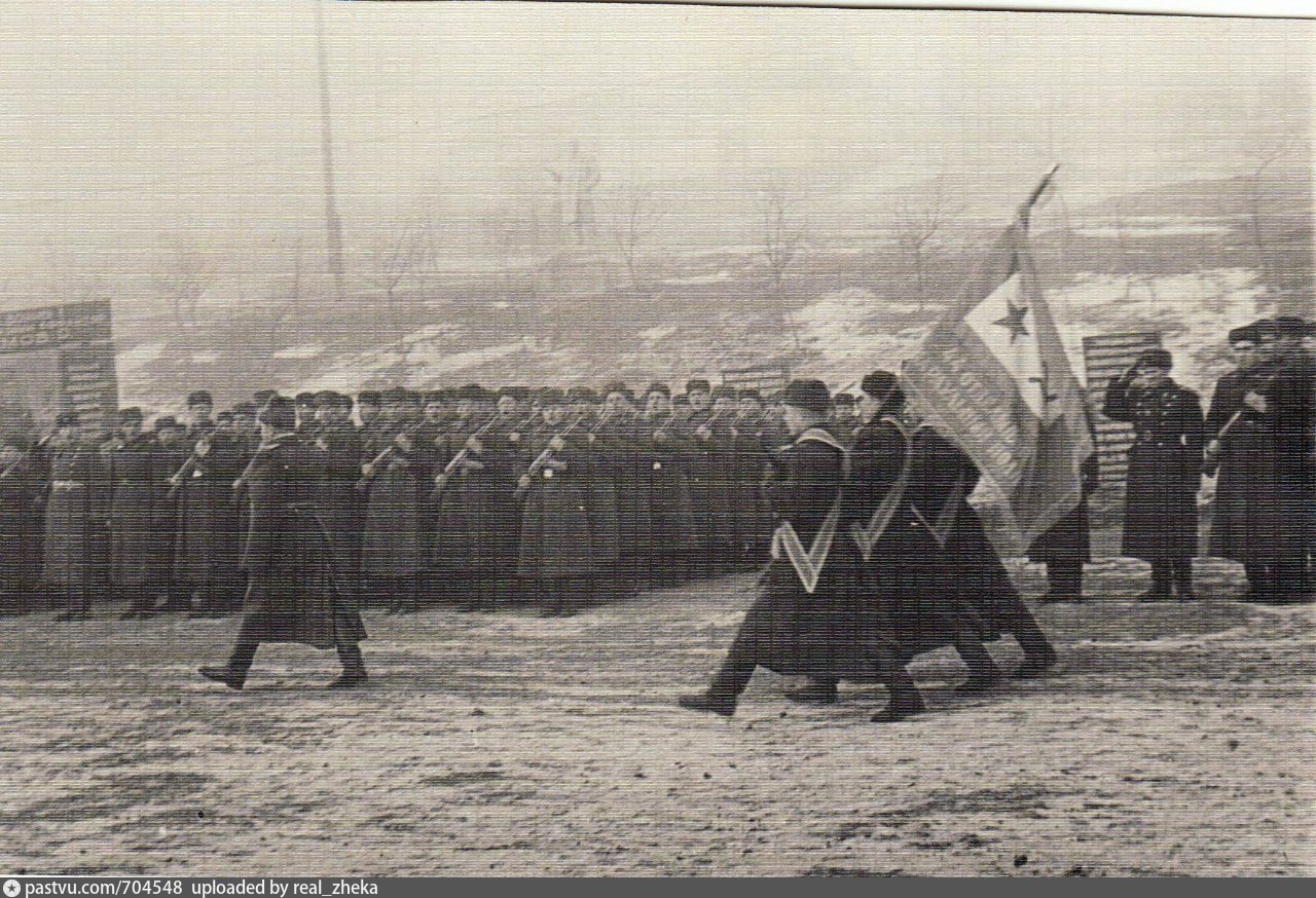 Фотография вручения полку Знамени в феврале 1944 года. Грозная как полки со знаменами.