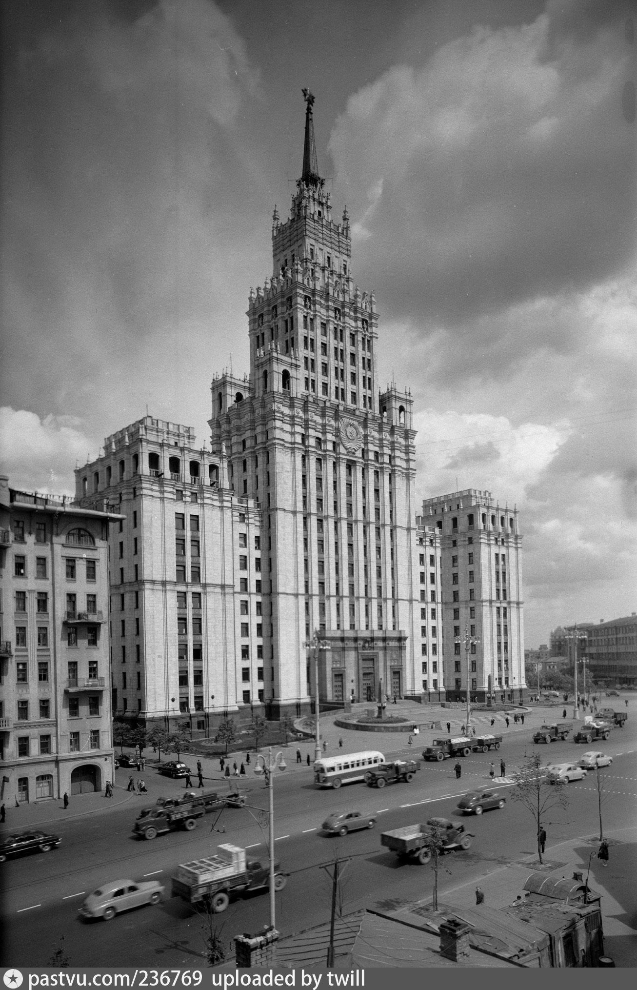 Высотка время. Сталинские высотки СССР. Площадь Восстания Москва высотка. Высотное здание на площади красных ворот СССР. Здание МИД СССР.