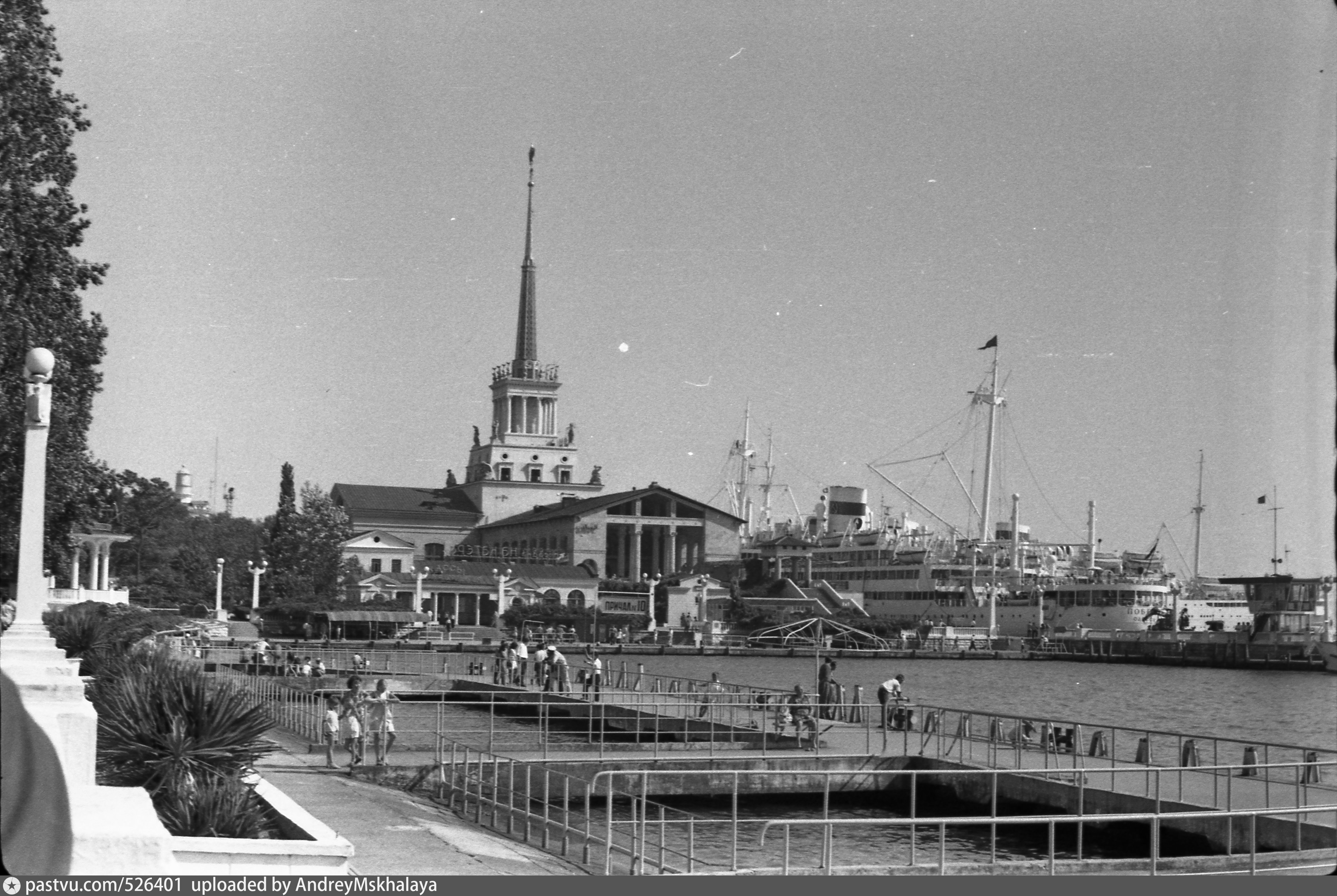 История сочи. Сочи морской вокзал 1950. Старый морской порт Сочи. Сочи морской вокзал 1960 е. Сочи морпорт 1970.