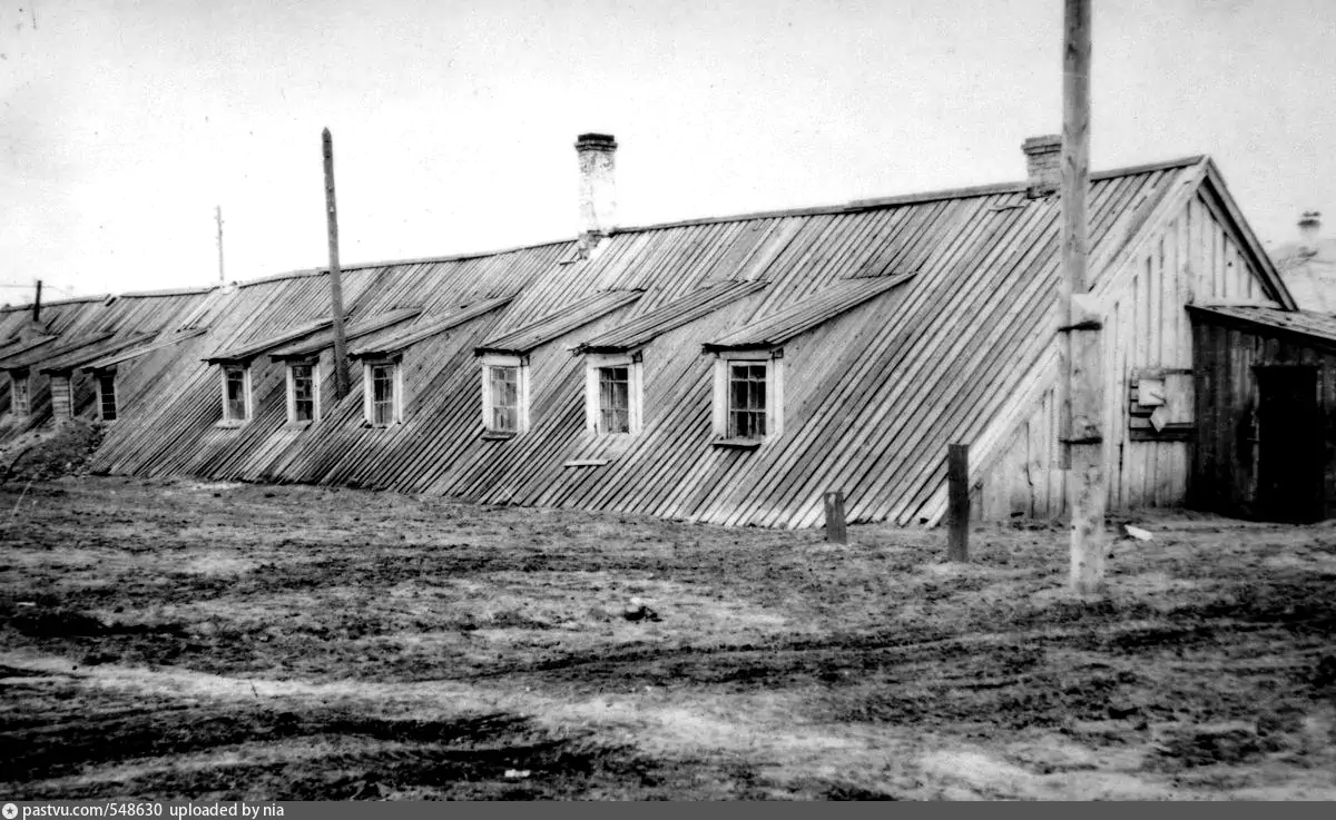 Рабочий поселок советское. Бараки в Москве 1930е. Ульяновский автомобильный завод 1944. Жилье бараки СССР. Одноэтажные советские бараки.