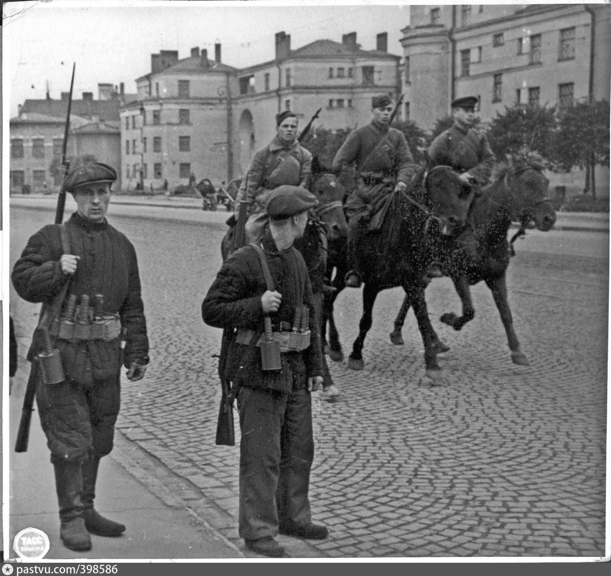 Ополчение москвы. Народное ополчение Ленинград 1941. Бойцы народного ополчения 1941 г.. Народное ополчение блокадного Ленинграда. Армия народного ополчения Ленинграда.