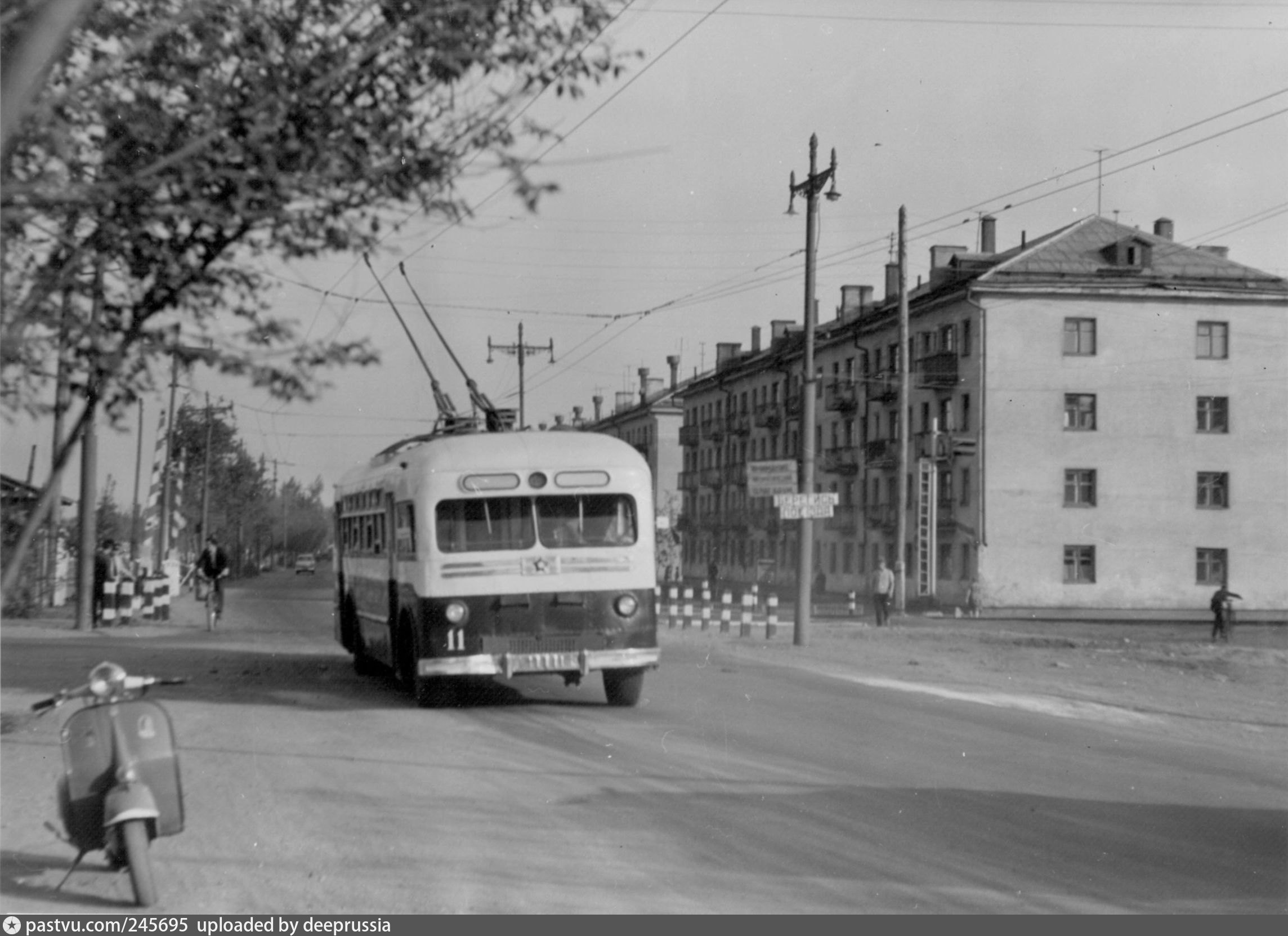 Оренбург 1960. Оренбург 70 год улица Советская. Оренбургский троллейбус МТБ 82. Оренбург троллейбус 1990. Первый троллейбус в Оренбурге.