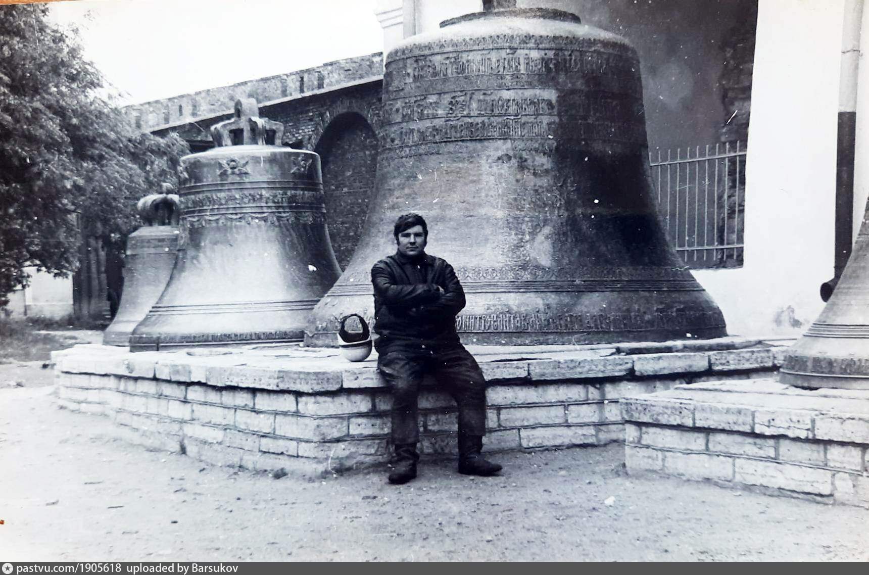 Памятник Дзержинскому в Москве на Лубянке. Памятник Дзержинскому крест. Демонтаж памятника Дзержинскому на Лубянке.