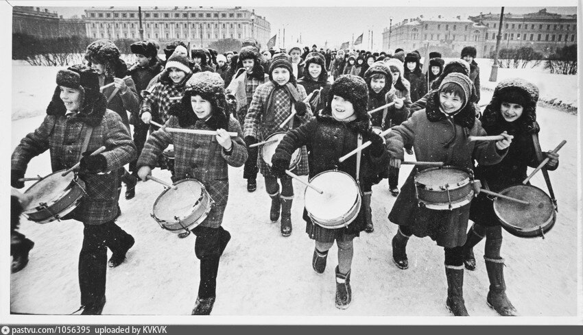 Ленинград 1983. Пионеры на Марсовом поле. Пионерские эти темы на Марсовом поле. Слет пионеров и школьников н стадионе Динамо 1980. Воркута 1978 1983 пионерские слеты.