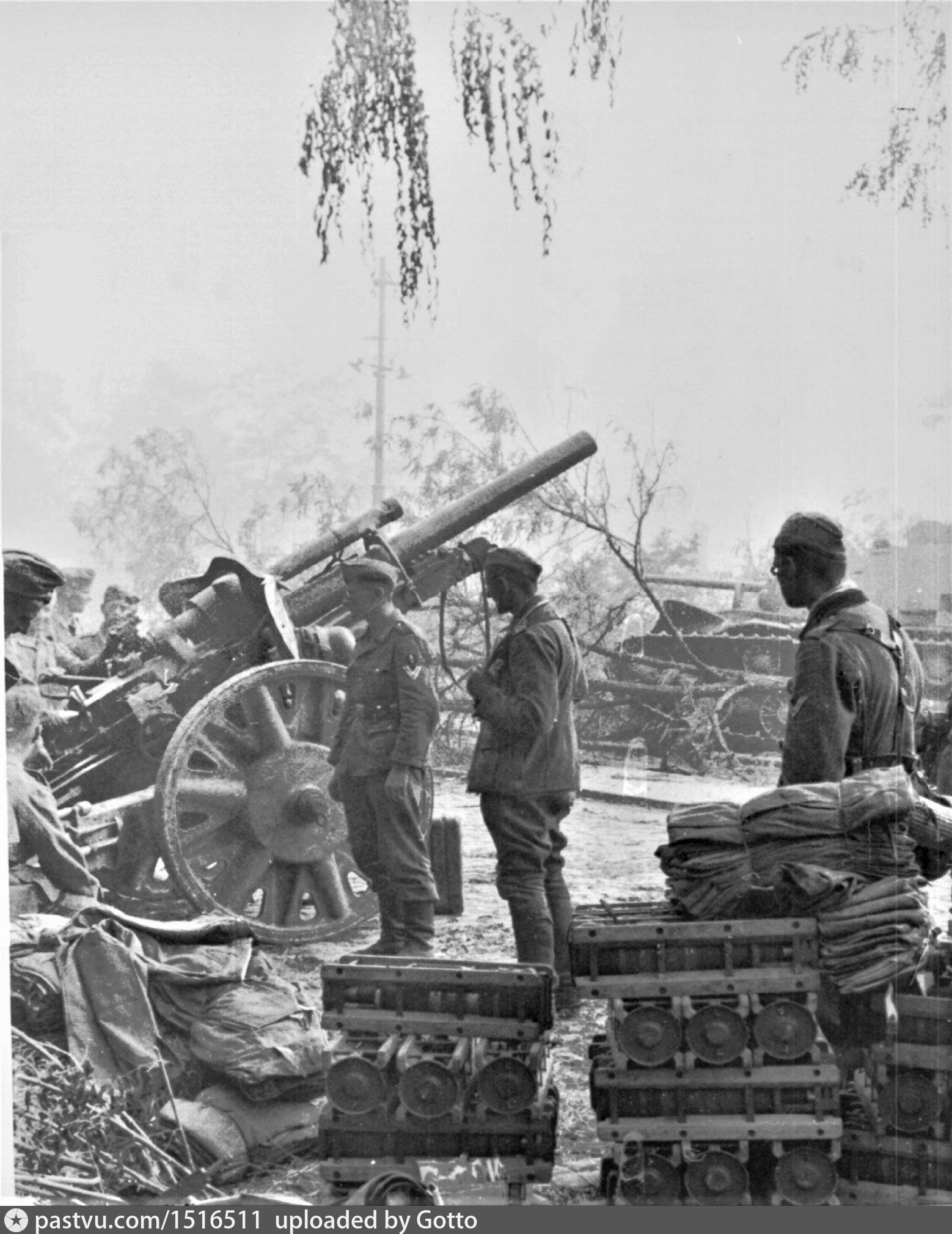 Немецкие артиллеристы на ул. Московской