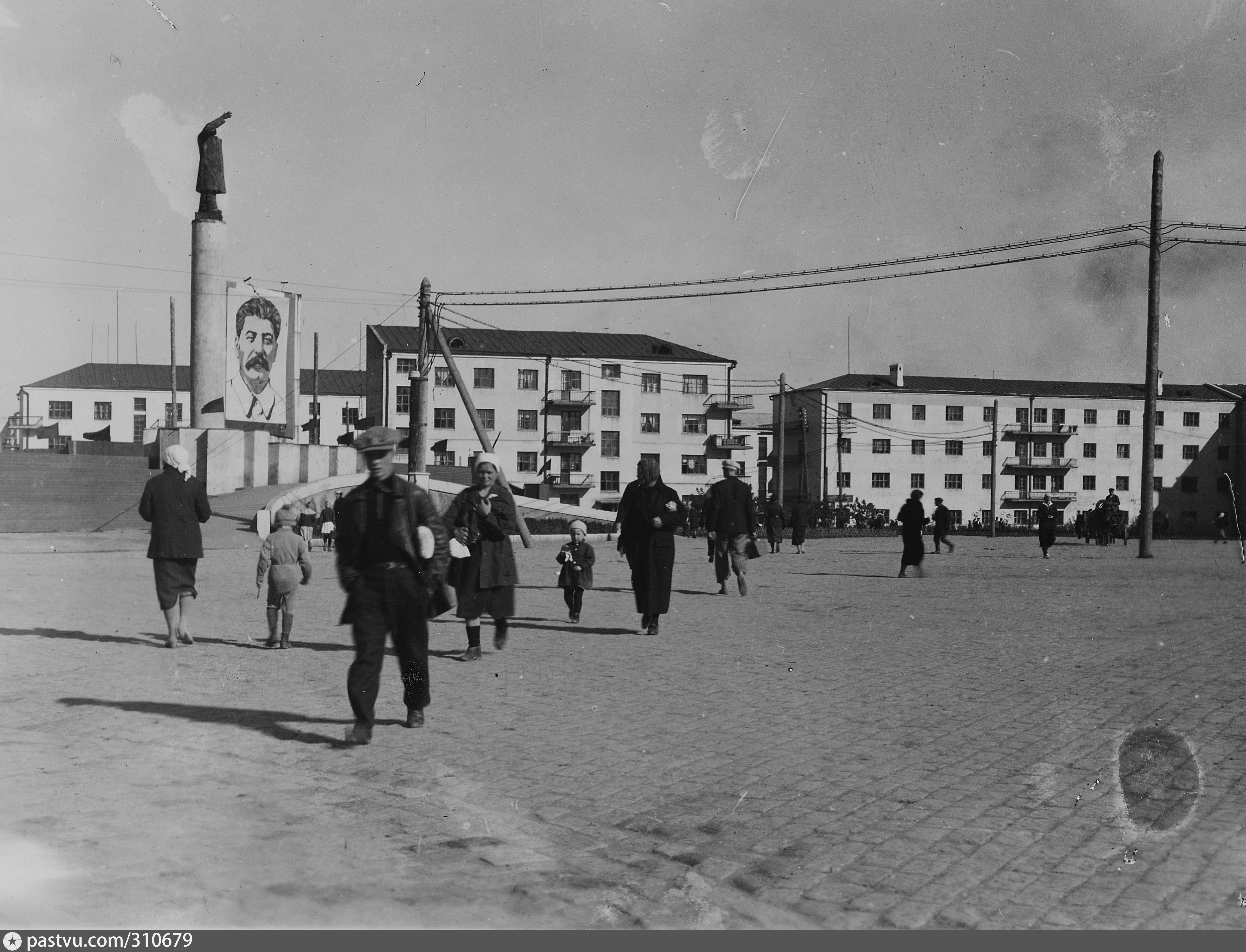 Первые пятилетки в свердловской области. Уралмаш площадь первой Пятилетки. Старый Свердловск площадь Уралмаш. Уралмаш в 1930-е. Завод Уралмаш на площади первой Пятилетки.