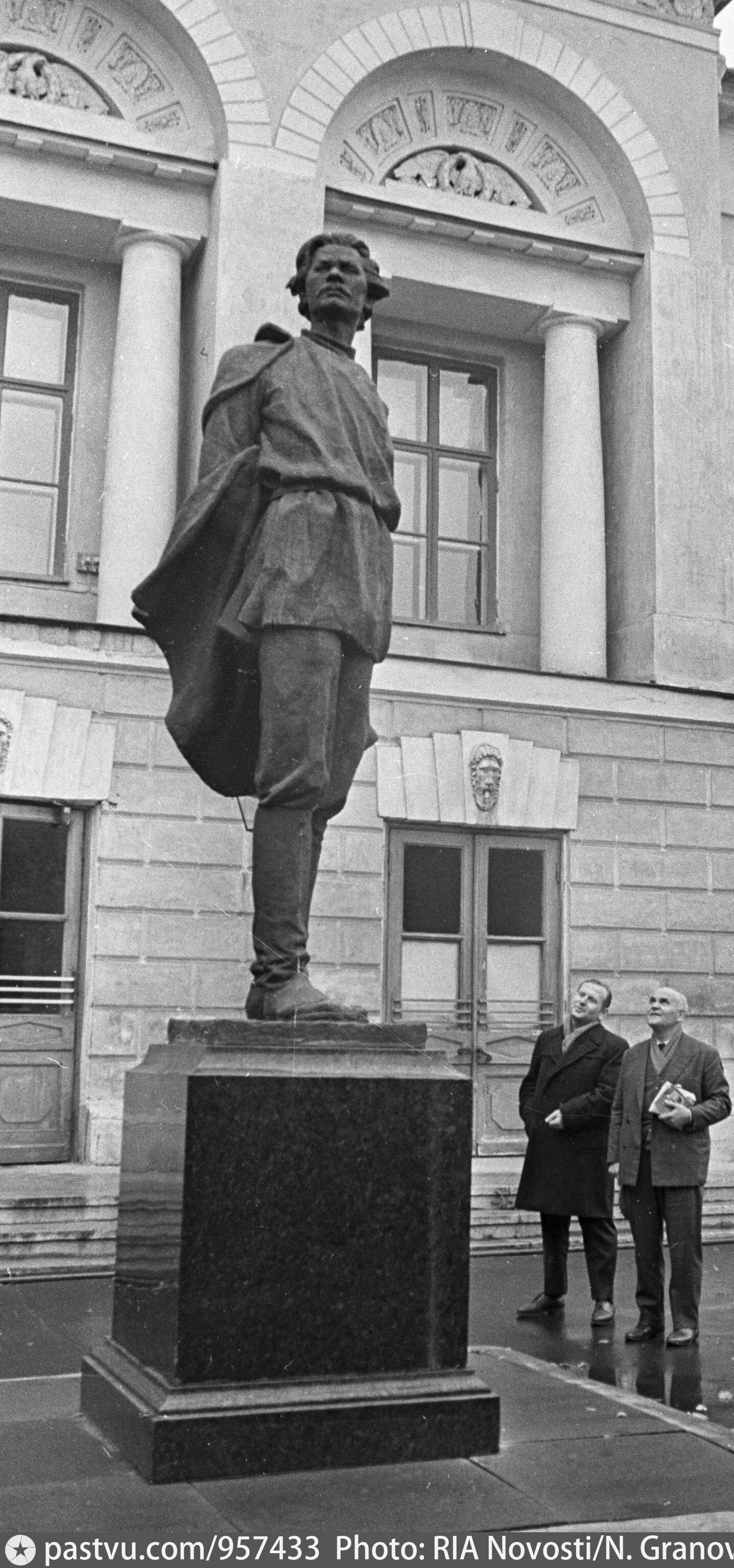 памятник воровскому в москве