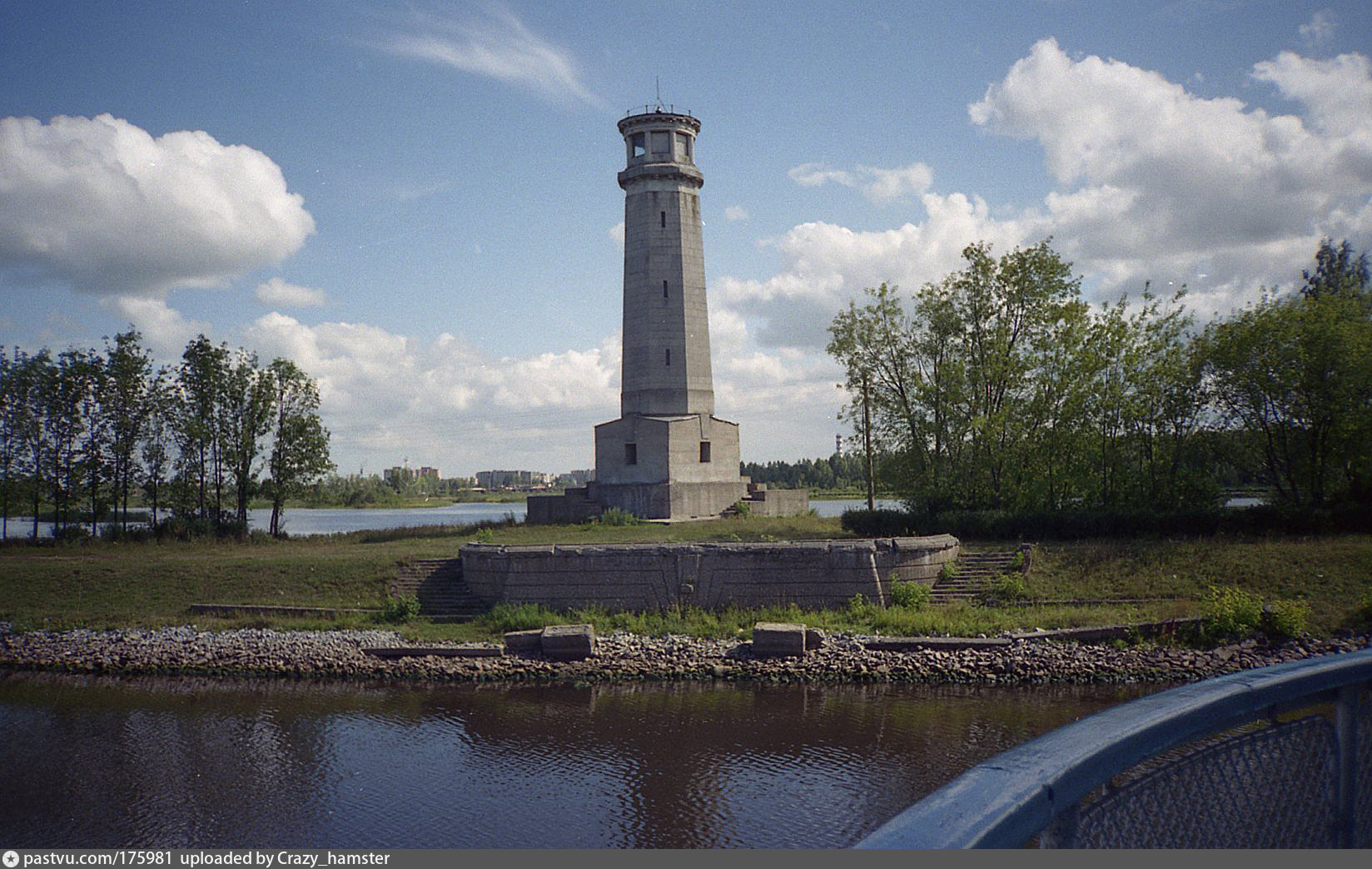 Дубна (Большая Волга). Большой Волжский маяк на выходе в Иваньковское .
