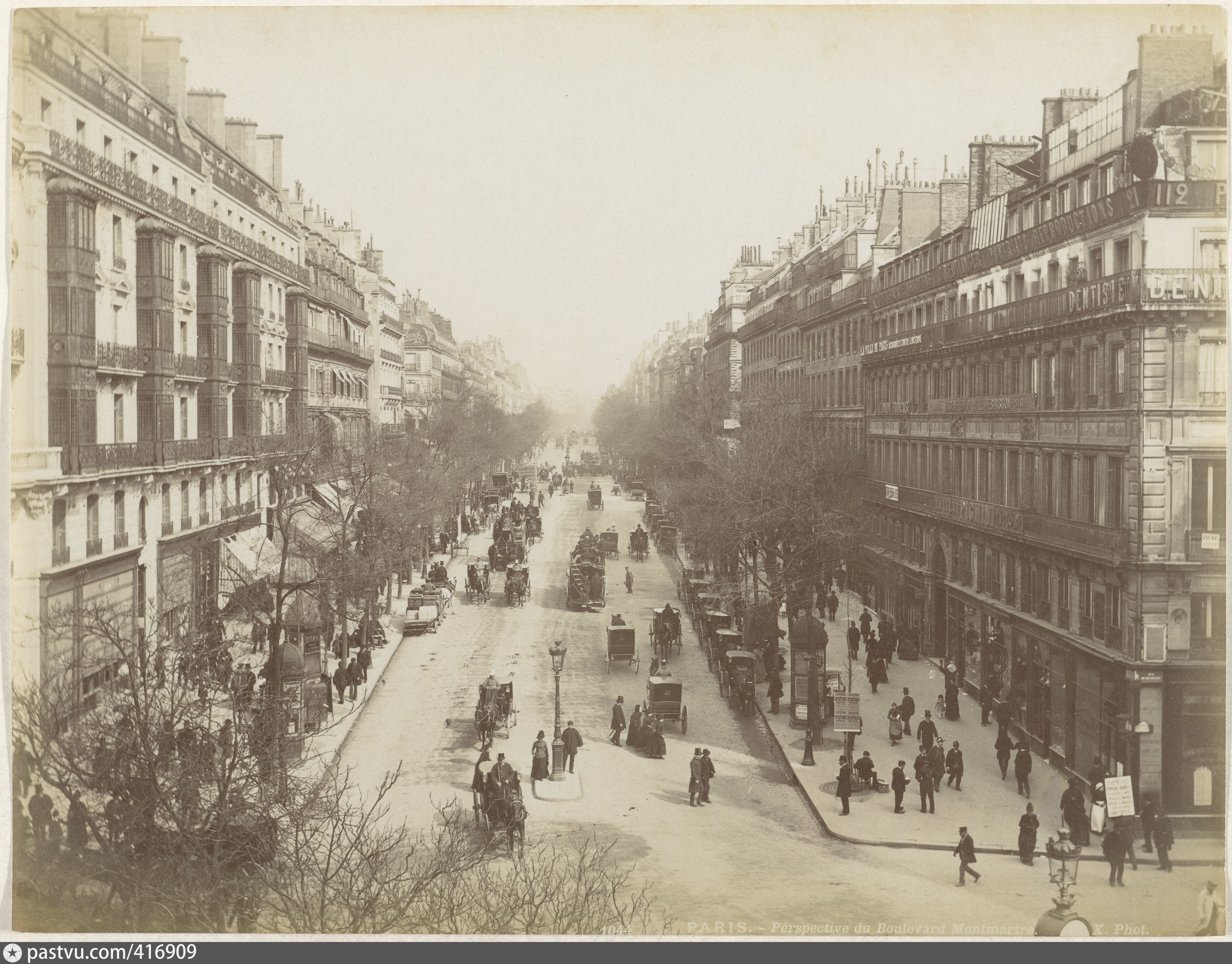 В начале 1870 годов. Париж бульвар Осман 19 века. Париж 19 века Монмартра. Бульвар Монмартр. Монмартр в Париже начало 20 века.
