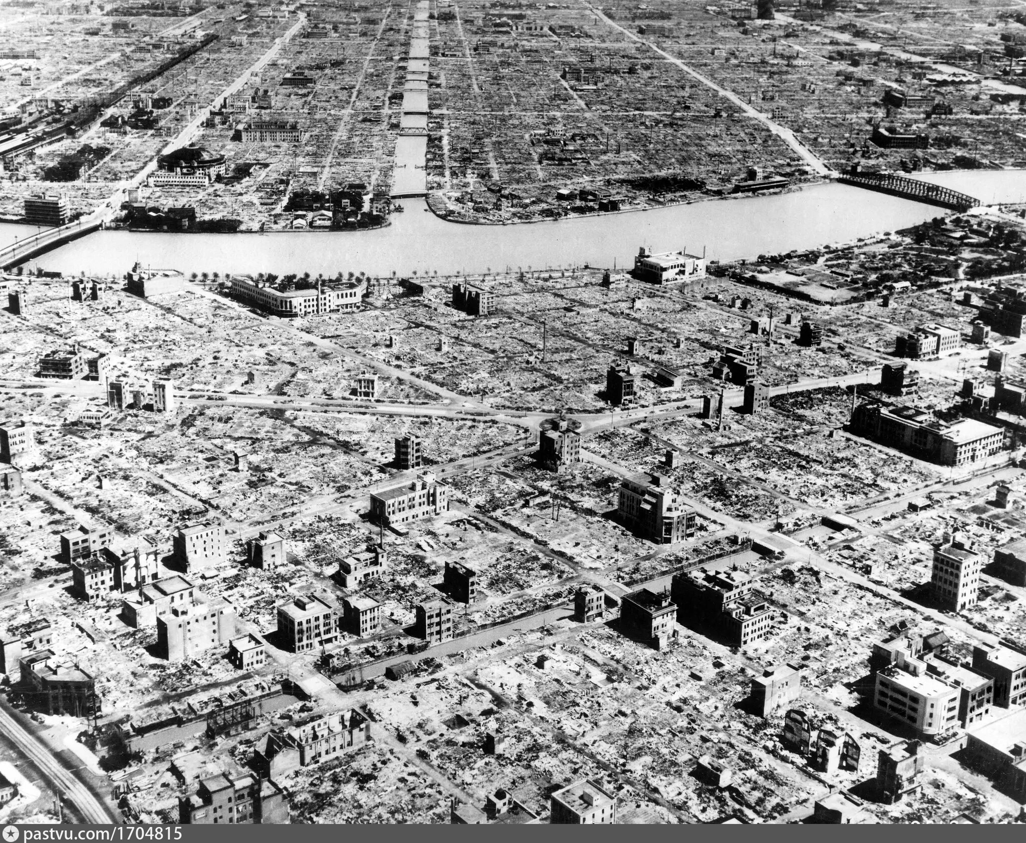 Бомбардировка хиросимы и нагасаки 1945. Япония 1945 хиросима. Япония 1945 хиросима. Япония 1945 хиросима. Хиросима после ядерного взрыва.