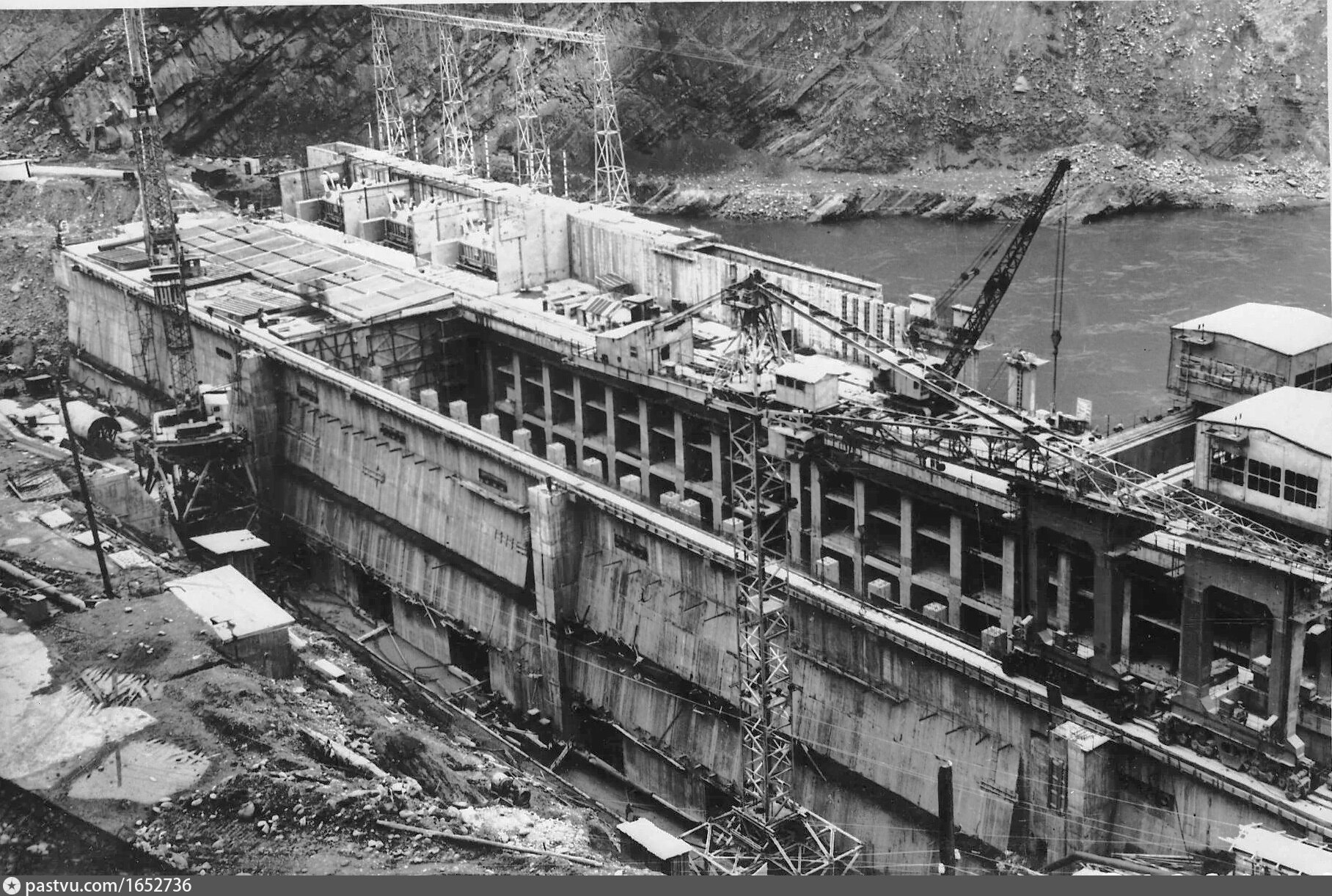 Панорама строительства Нурекской ГЭС