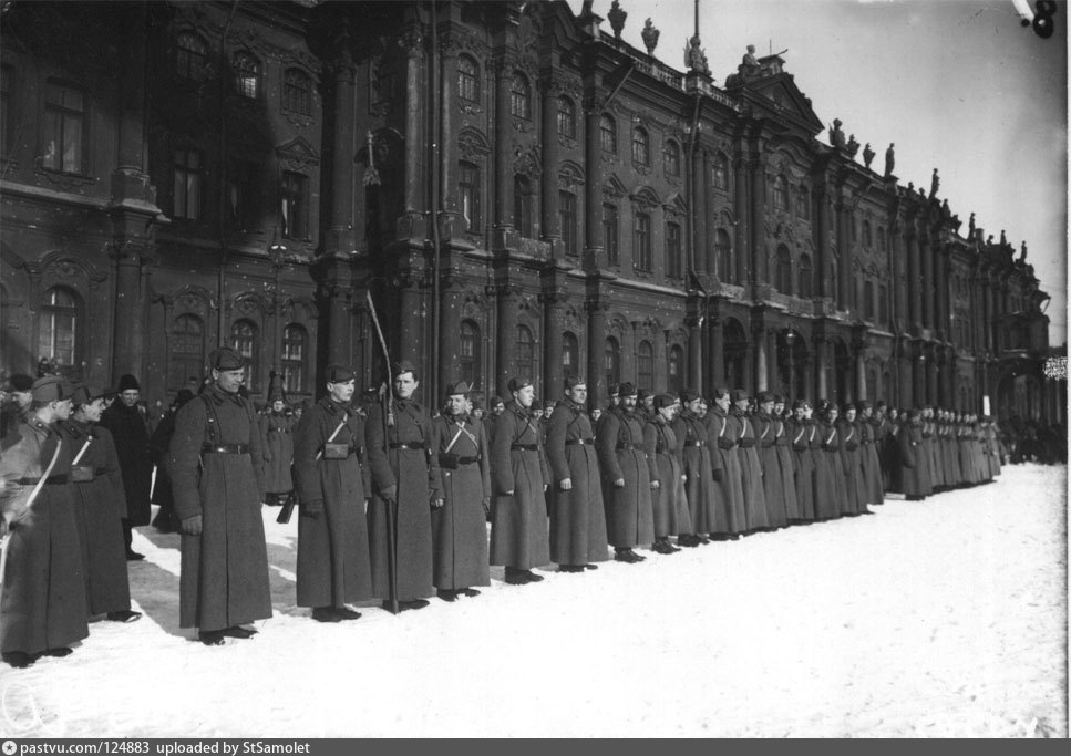 Перед зимним. Зимний дворец 1918. Защитники зимнего дворца 1917. Юнкера зимний дворец 1917. Петроград в 1920 г.