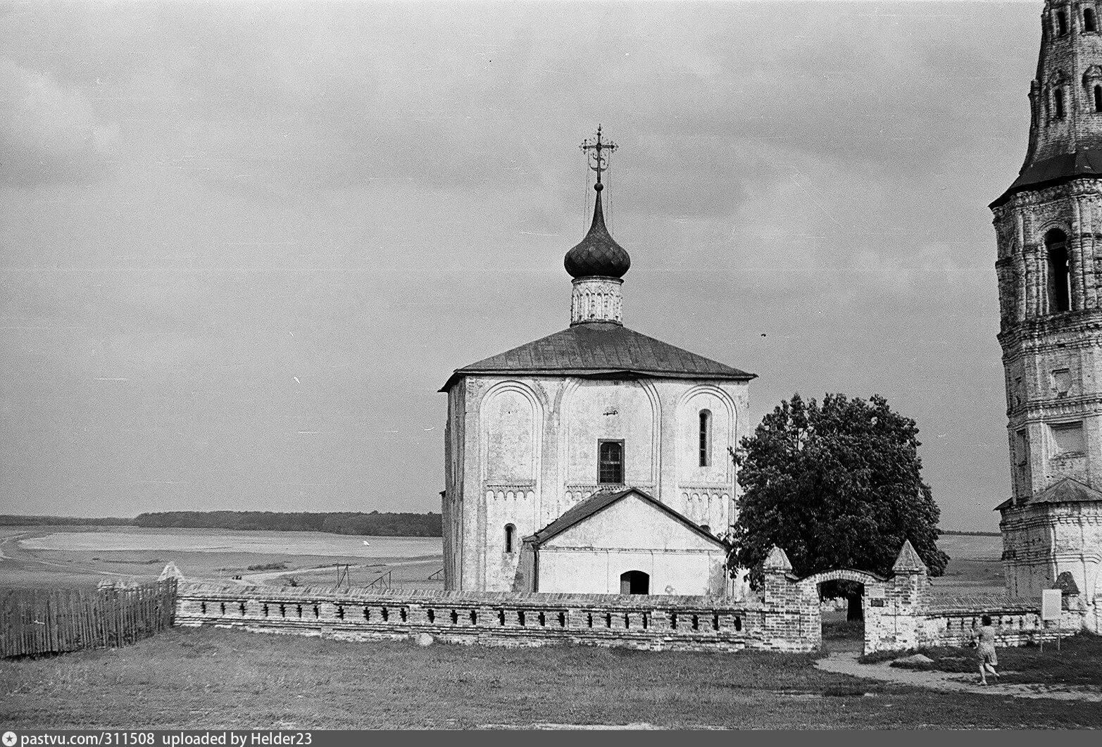 Падающая колокольня в Кидекше