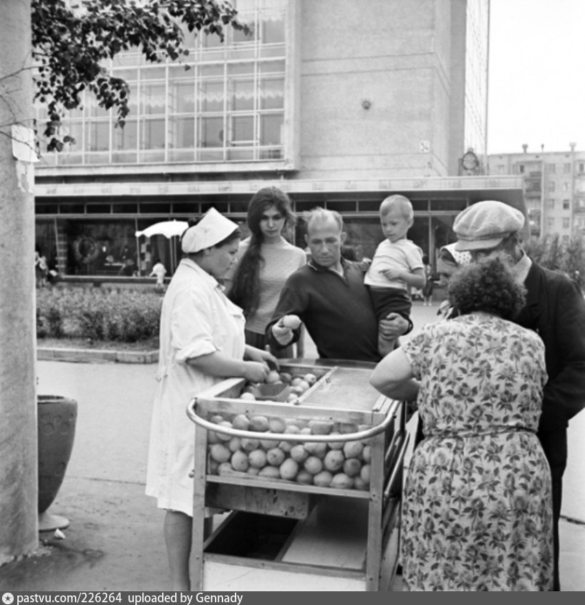 Жизнь советского человека. Эрвин Волков фотограф. Ленинский проспект 1967. Советская повседневность. Советская жизнь 1920.