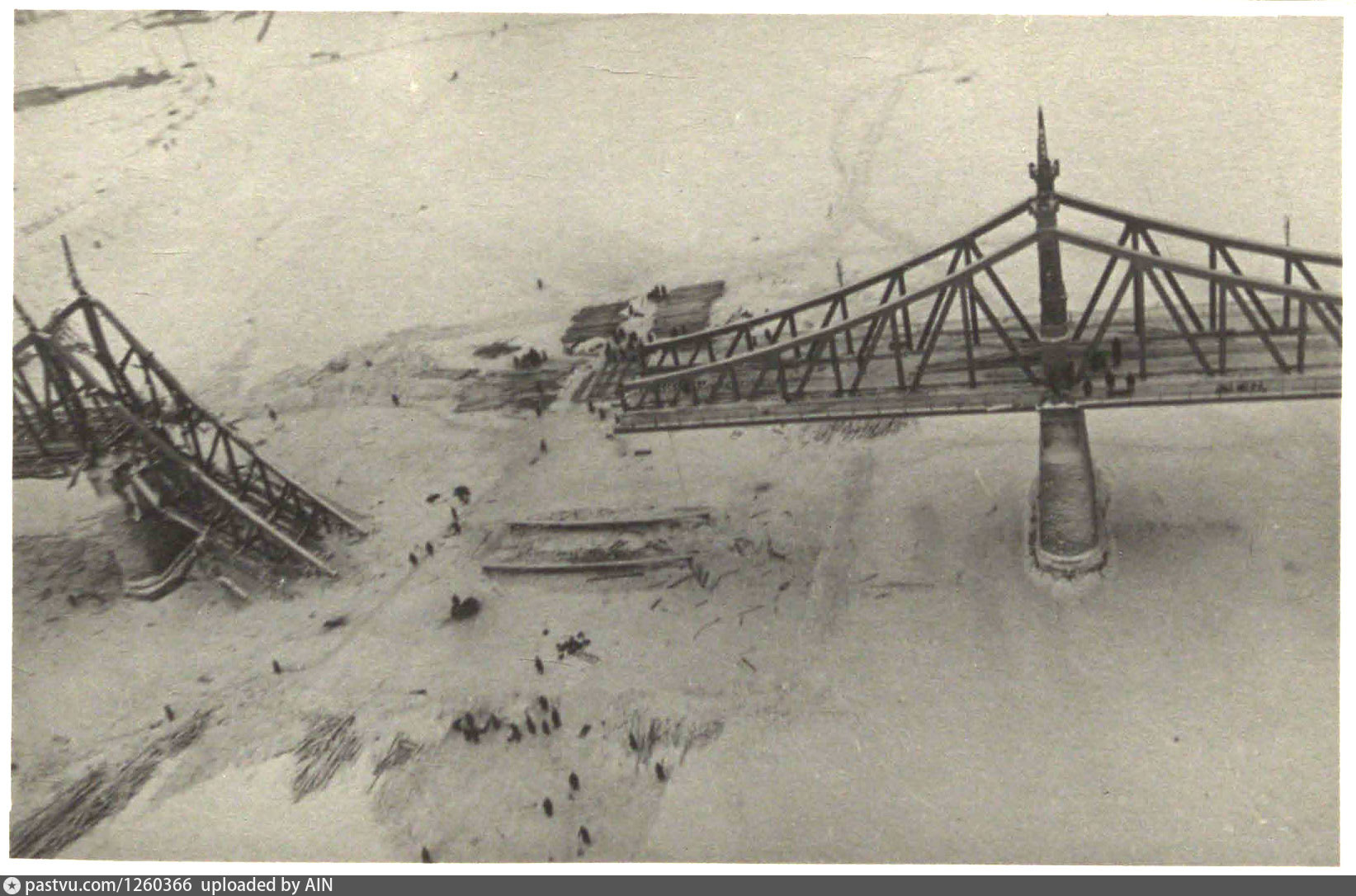 Таран моста. Взорванный Староволжский мост. Старый мост Тверь 1941. Тверь старый мост взорван 1941.