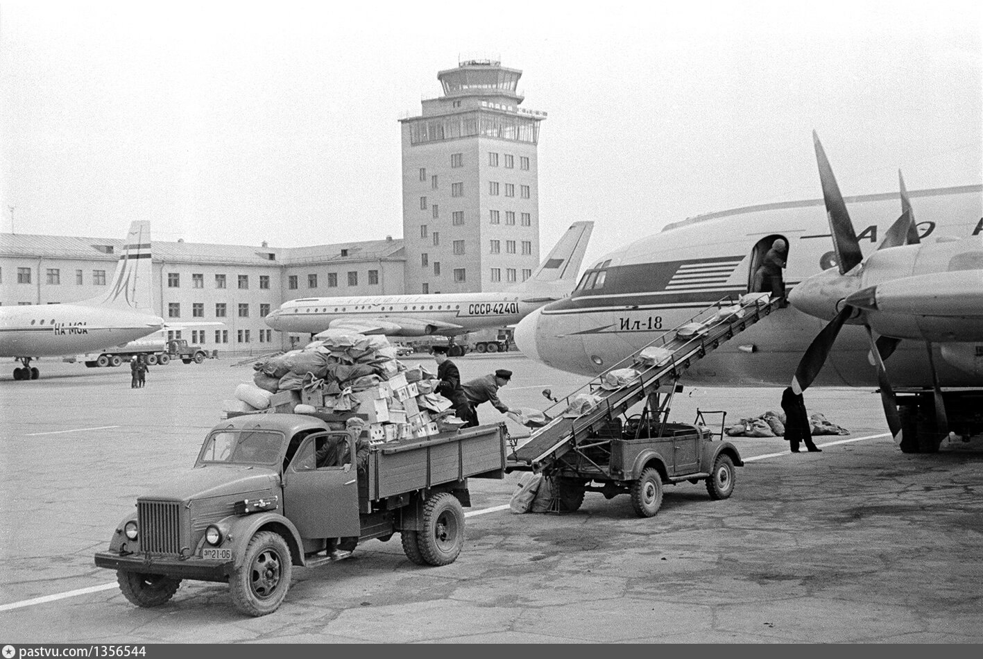 Старый аэропорт. Аэропорта Внуково 1960 год. Внуково 1945. Внуково 1980. Аэропорт Внуково СССР.